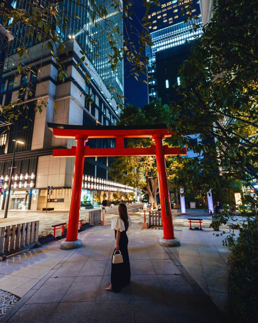 Stella Leeさんのインスタグラム写真 - (Stella LeeInstagram)「When Old Meets New in Tokyo ⛩️ Hidden shrine in Tokyo that overlooks the modern building is such a gem  I have been loving night shots more these days with its vibrant color and unique result ✨」11月30日 21時20分 - stellalee92