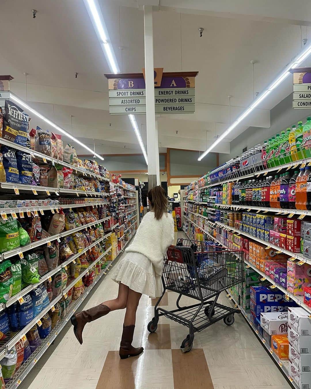 新谷伊沙李のインスタグラム：「マーケットでお土産爆買い🍎🍋🍇🍑」