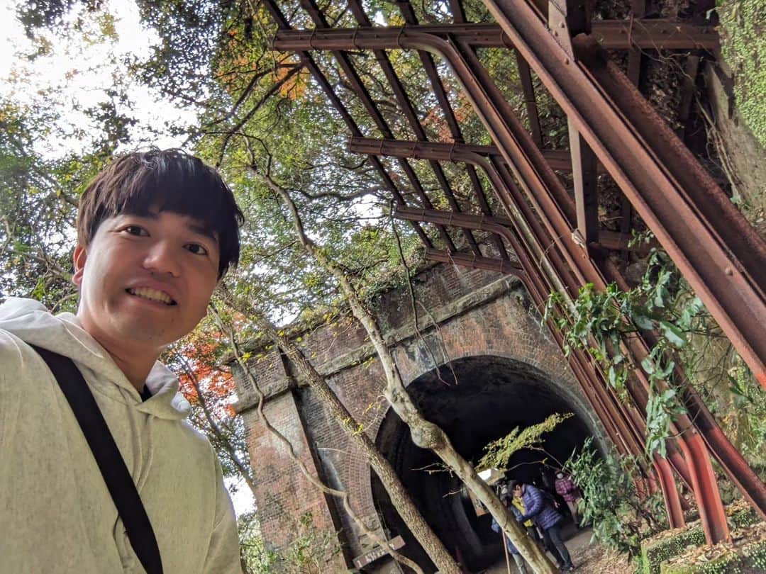 島貫凌さんのインスタグラム写真 - (島貫凌Instagram)「行ってきました、#愛岐トンネル群 ！ 名古屋駅からおよそ30分。愛知と岐阜の県境にある#秘境駅 #定光寺 駅近くにある、中央西線の廃線トンネルです。 普段は公開されていませんが、春と秋におよそ１週間ずつ、公開されています。庄内川（土岐川）中流の谷間を縫った14のトンネルは、中央線鉄道唱歌にも歌われたそう。  さて、午前10時すぎに行きましたが、かなり混雑。多くの方が紅葉を楽しんでいました。 もちろん私も紅葉を見てきたのですが…紅葉より地面を見ていた時間のほうが長かったかもしれません(笑)  線路や枕木は50年以上前に撤去されていますが、今もギッシリとバラスト（石）が残っています。さらに、かつての線路脇を見ながら歩いていると…普通に釘（犬釘？）が落ちていたり、信号機の台座が残っていたりと、見どころたくさん。  落石防護柵はよく見ると、役目を終えた古いレール。近くで見ると、文字が刻まれています。（写真6枚目。八幡製鉄1911年製造、という意味だそう）  さらには、廃線の下を通る暗渠まで見ることができます。しかも中に入れます。すごい…。 敷設部分の盛り土が流れないように、雨水を川に流すためのものだと思うのですが…（認識が間違ってたら教えてください）。明治当時のレンガ作りのまま残されています。  他にも、脱線跡、レンガの組み方の展示、トンネル発見に至った経緯、当時の写真、などなど見どころたくさん。書ききれません！意外と範囲が広いので、歩きやすい靴と格好で行くことをオススメします！  #愛知#岐阜#春日井#多治見#廃線#鉄道#線路#レール#トンネル#バラスト#暗渠#中央線#中央西線#紅葉 #メーテレ#アナウンサー#島貫凌」11月30日 21時30分 - ryo_shimanuki_nbn_