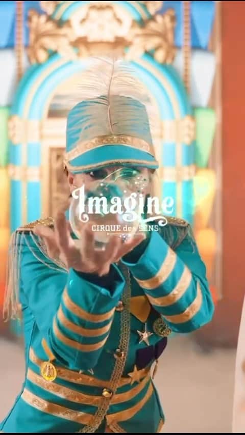 アントニオ・バンデラスのインスタグラム：「🔔¡Familia, haced las maletas! 🔔 Esta Navidad tenemos una cita en el increíble Hotel Imagine.  🎟️ ¡No te quedes sin tu entrada! 📲 teatrodelsoho.com   @teatrodelsoho @caixabank #teatro #circo #malaga #navidad @cirquedessens #imagine」