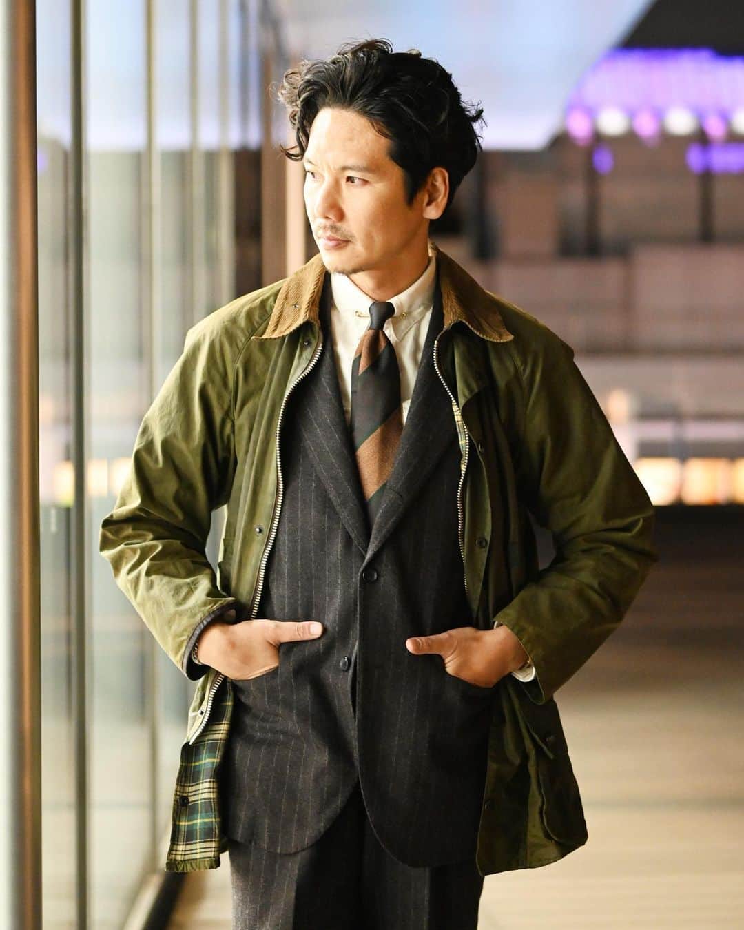 Shuhei Nishiguchiさんのインスタグラム写真 - (Shuhei NishiguchiInstagram)「"Classic never fades"⬅︎⬅︎⬅︎swipe left  ワックスドジャケット、フランネルスーツ、グレインレザーのローファーなど、冬の王道クラシックスタイルが心地いい。  Tap for Brands ・ ITEM Jacket： @barbour  Suit： @beams_f @ring_jacket  Shirt： @milaschon.milano  Tie： @seaward_and_stearn  Shoes： @edwardgreen1890  Watch： @jaegerlecoultre 70's Pen： @montblanc   ・ #beamsf #suitstyle #classicmenswear #gentlemen #follow #pr #influence #bestoftheday #vintagewear #spezzatura #outfitmen」11月30日 21時23分 - shuhei_nishiguchi
