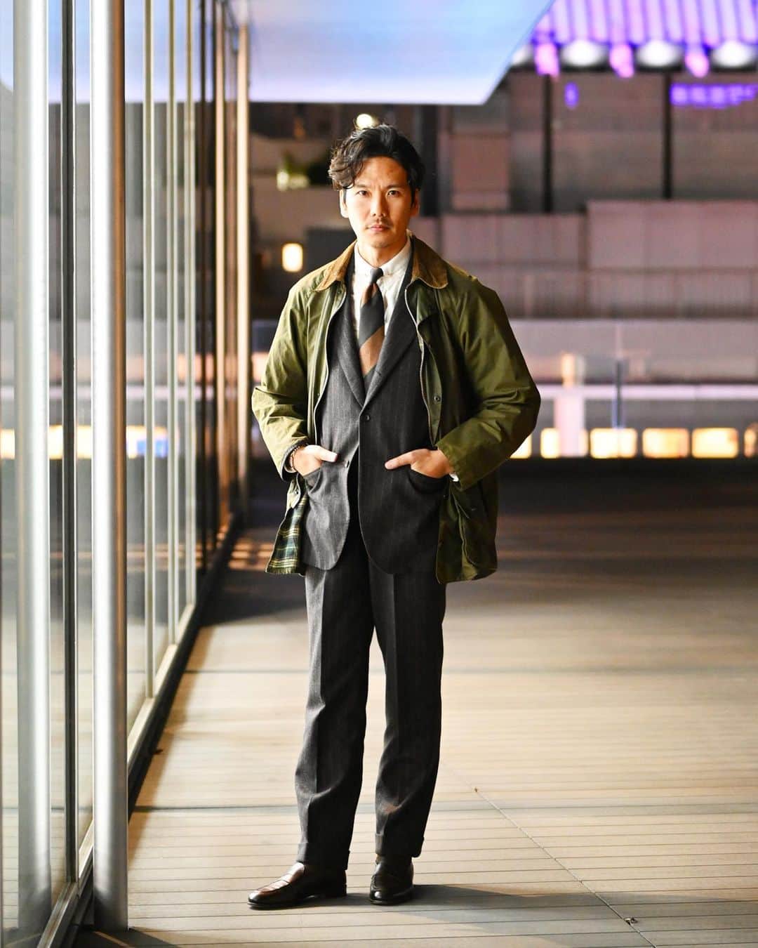 Shuhei Nishiguchiさんのインスタグラム写真 - (Shuhei NishiguchiInstagram)「"Classic never fades"⬅︎⬅︎⬅︎swipe left  ワックスドジャケット、フランネルスーツ、グレインレザーのローファーなど、冬の王道クラシックスタイルが心地いい。  Tap for Brands ・ ITEM Jacket： @barbour  Suit： @beams_f @ring_jacket  Shirt： @milaschon.milano  Tie： @seaward_and_stearn  Shoes： @edwardgreen1890  Watch： @jaegerlecoultre 70's Pen： @montblanc   ・ #beamsf #suitstyle #classicmenswear #gentlemen #follow #pr #influence #bestoftheday #vintagewear #spezzatura #outfitmen」11月30日 21時23分 - shuhei_nishiguchi