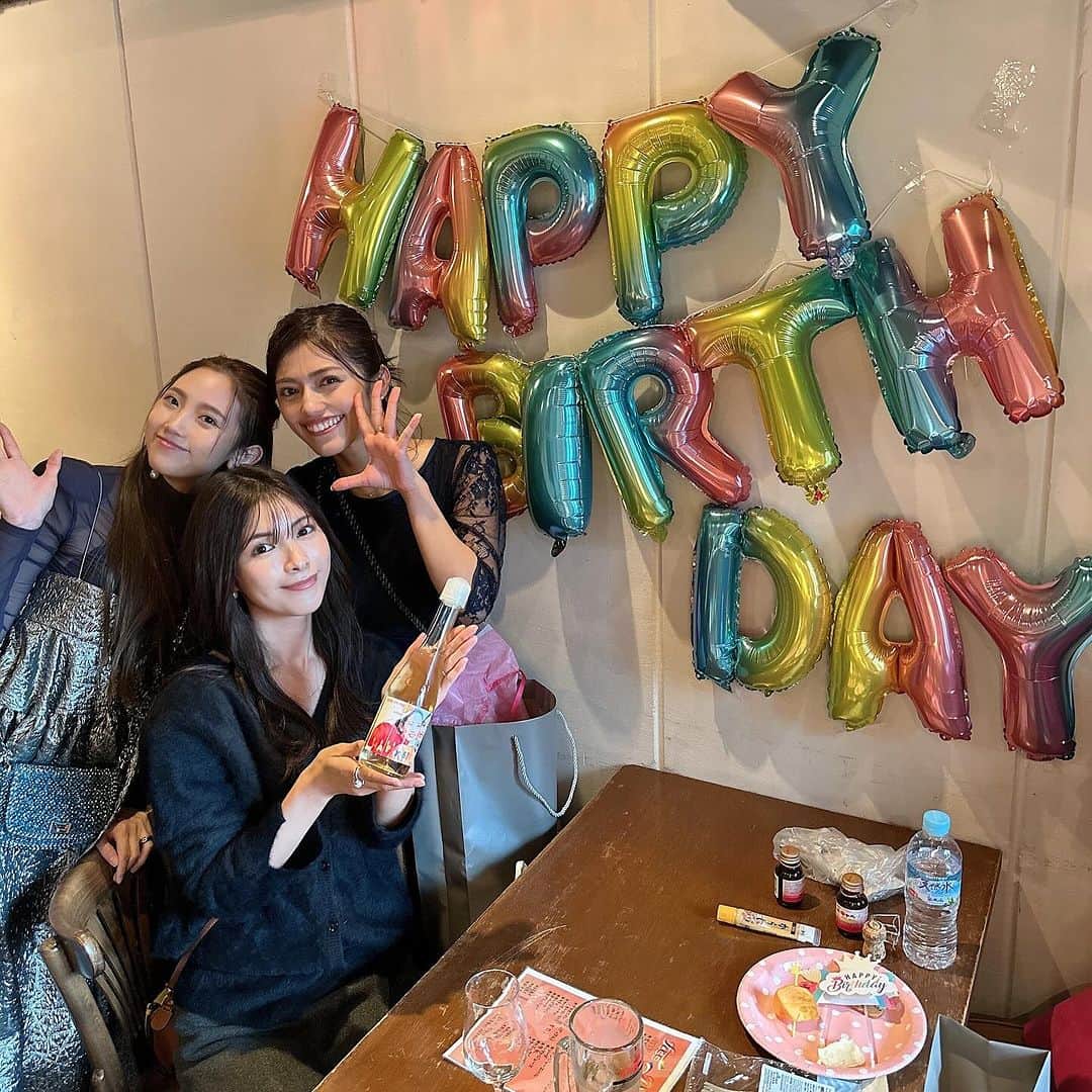 加納永美子さんのインスタグラム写真 - (加納永美子Instagram)「＿＿＿＿＿＿＿＿＿＿＿＿＿＿ 11月もバタバタと過ごしてたら、気がついたらもう月末！！😳  みんなにお誕生日をお祝いしてもらえたことがほんっっっとに嬉しい🥳💖  30歳、考えることもたくさんあって、これから頑張らなきゃな〜って時だけど、いつも周りにいてくれるみんなが私の支えです🥹  みんな大好き❤️ありがとうー！！」11月30日 21時24分 - emiko_s2