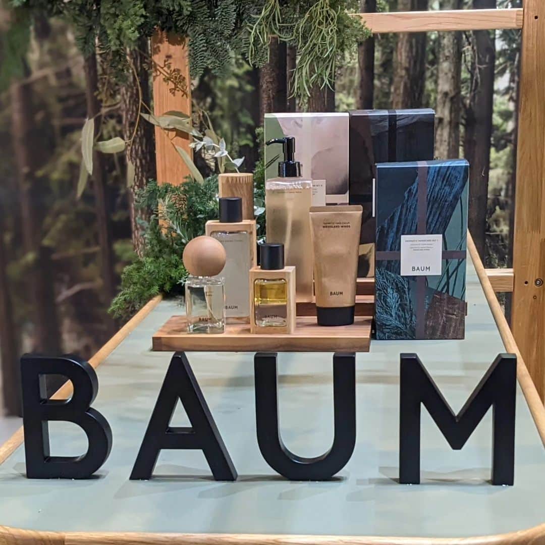 渡部豪太さんのインスタグラム写真 - (渡部豪太Instagram)「BAUM ホリデーポップアップストアに行ってきました。  「樹木との共生」というブランドコンセプトの 世界観を感じる事が出来ました。  木が特徴的なプロダクトデザインは、 カリモク家具の製造過程で出る端材を再利用しているそうです。アップサイクルされた素材やサステナビリティな取り組みから生まれるプロダクトは、 シンプルにとてもカッコイイです。  清潔感のある心地良い香りが特徴的でした。 ルームスプレーを寝具にかけたら さぞ、良い夢見られるだろうなと思いました！  原宿にて。  #BAUMHOLIDAY2023 #PR #森林浴美容」11月30日 21時24分 - gotawatabe