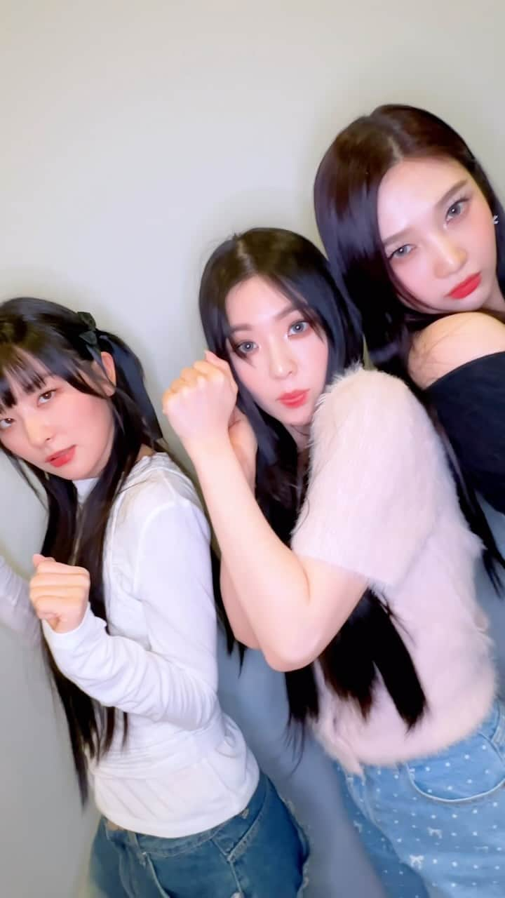 Red Velvetのインスタグラム：「Hold up!!🤗 위글위글  #레드벨벳 #RedVelvet #IRENE #아이린  #SEULGI #슬기 #JOY #조이 #Chill_Kill #칠킬 #Wicked #위글위글」