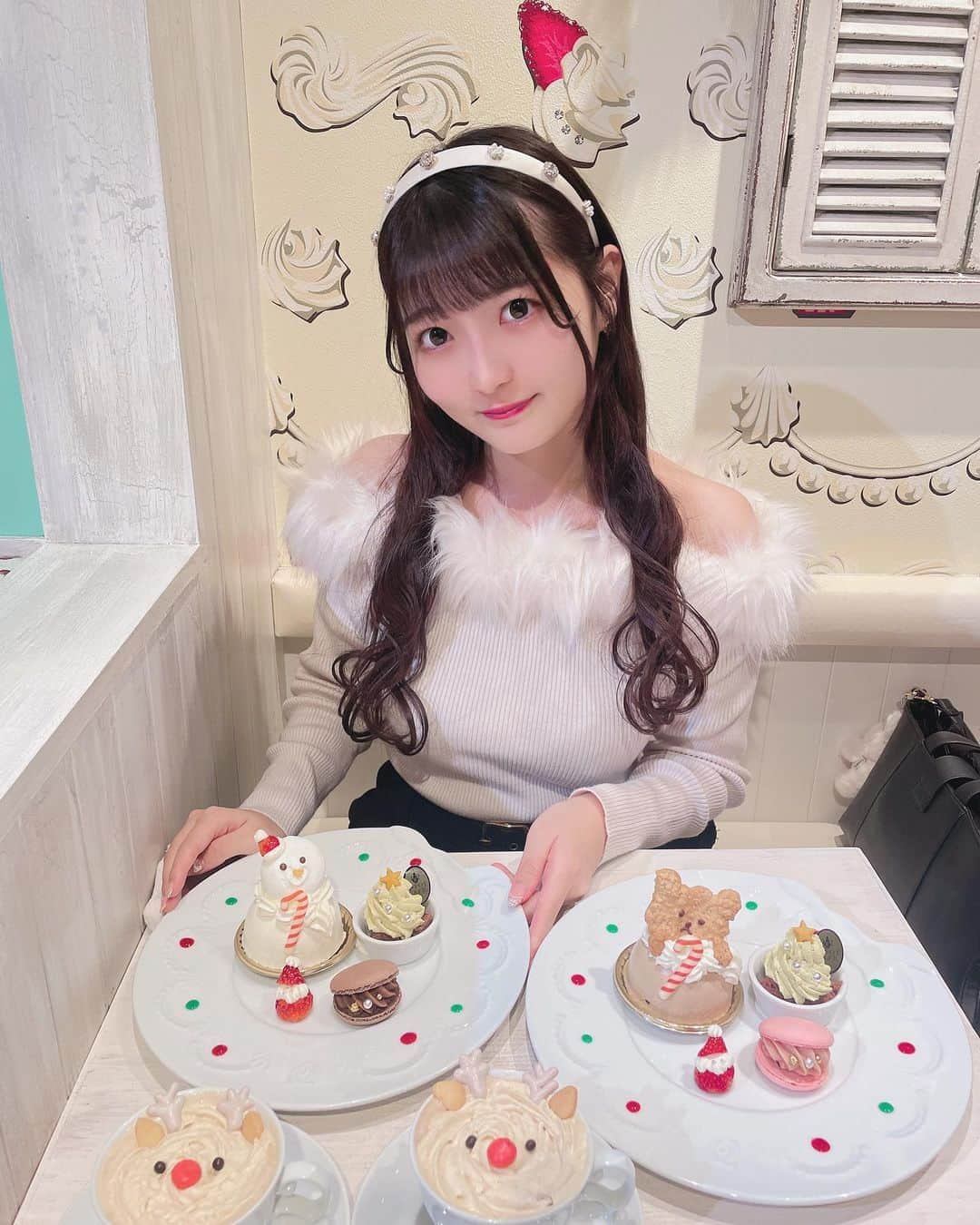 上野露葉のインスタグラム：「Q-potカフェ🍰🍭  クリスマスメニューかわいすぎて妹に着いてきてもらった🎅🏻⛄️ 平日のお昼だからか空いてたよ～☺️  #qpot #qpotcafe #qpotカフェ #クリスマスメニュー #カフェ巡り #grl購入品」