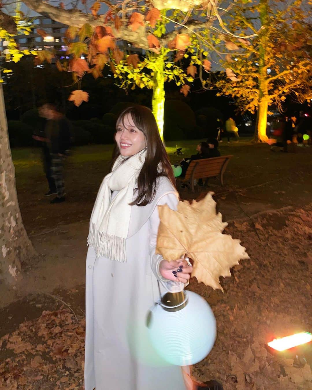 森山紗希さんのインスタグラム写真 - (森山紗希Instagram)「🍁  紅葉のライトアップ去年行けなかったから念願♡  ランタンを持って歩けるから、 その光がイルミネーションみたいだったんです✨ 寒くなかったらもっとあの空間にいたかったなぁ  この日おろしたガウンコートがお気に入り。 襟が大きめなので小顔に見せてくれるんです😌 @proportionbodydressing   #紅葉  #紅葉スポット  #紅葉ライトアップ  #新宿御苑  #いちょう並木  #いちょう  #冬  #冬コーデ  #ロングコート  #proportionbodydressing」11月30日 21時25分 - morisaki0404