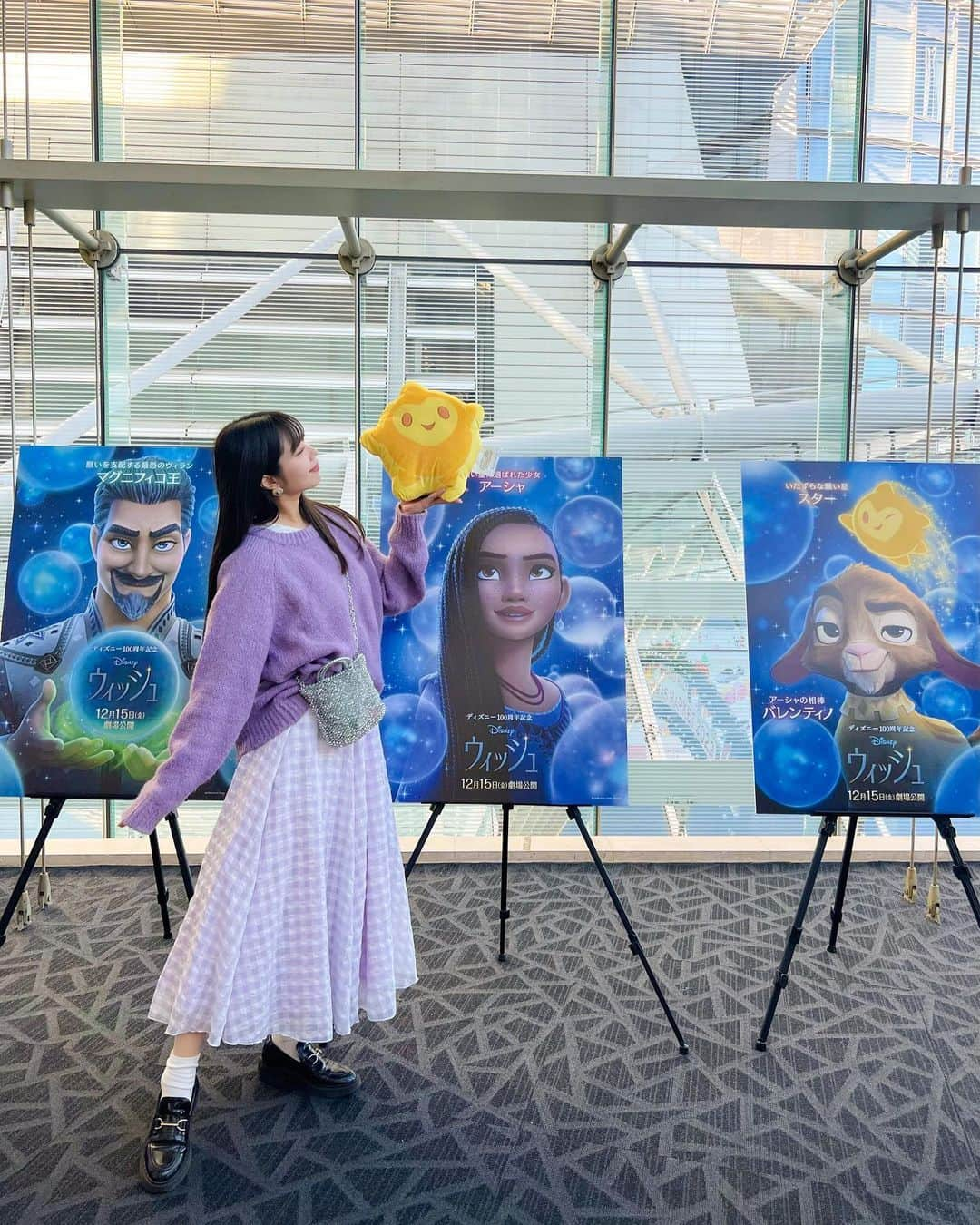 中島奈津希さんのインスタグラム写真 - (中島奈津希Instagram)「🎬💫🌟 ⁡ ⁡ ⁡ 12月15日(金)に公開する映画『ウィッシュ』 ⁡ ディズニー様よりご招待いただき ジャパンプレミアに姉妹で行ってきました👩🏻‍🤝‍👩🏼🎬🌟 ⁡ ⁡ ⁡ ⁡ ディズニー100周年の記念作品となる『ウィッシュ』 何気なく流れてきた＂ ウィッシュ〜この願い〜 ＂ を一度聞いたらずっと頭に残るぐらいのインパクトで 映画を観る前からとってもわくわくしてたの🥺🌟 ⁡ ⁡ ⁡ ⁡ ⁡ ⁡ ⁡ 舞台挨拶では日本版声優の #生田絵梨花 さん、#福山雅治 さん、 #山寺宏一 さん、#檀れい さんが登壇🎬✨ ⁡ 過去多くのディズニー作品の日本語版声優を担当している山ちゃんも 100年の集大成と言われてハードルが上がるけど、その想像をはるかに超えてくる。とおっしゃっていて観る前から期待値が大爆発しちゃったよ🥹✨✨✨ ⁡ ⁡ 『ウィッシュ』の魅力として みなさんドラマティック・ミュージカルであることもあげていて ⁡ お芝居や歌をやっている福山さんも 初挑戦のミュージカルはとても大変だったとおっしゃっていて まったく別物で、声が枯れたそう🥺 ⁡ 観終わったあとに本当に納得した🥹🌟 本当に本当にすごかった。 そしてやっぱり、生田さんの歌う ウィッシュ〜この願い〜　が何度聴いても素敵でした😭😭 (他にも思わず身体が動いてしまうような素敵な歌がたくさんあったよ！) ⁡ ⁡ ⁡ ⁡ ⁡ ⁡ ⁡ 100周年ということで 他のディズニー作品のオマージュも散りばめられていて いろんな角度で楽しめる作品だなと感じました。 ⁡ とにかく歌が、、良い😭 ⁡ ⁡ ⁡ ⁡ ⁡ 今回は どんな＂願い＂も叶うと言われている ロサス王国を舞台にした物語。 ＂願いの力＂を長きにわたり描き続けてきたディズニーがどんな作品でどんなメッセージを込めたのか ぜひ映画館で観てみてね😌🌟 ⁡ 書きたいことが山ほどあるのだけど 書き出したらネタバレ含め色々溢れてしまいそうなので我慢。笑 公開したらまた観に行きたいなぁ。 ☁️☁️☁️☁️☁️☁️☁️☁️☁️☁️☁️☁️☁️☁️☁️☁️☁️ #disneysisters_jp ←#中島姉妹 ディズニーまとめ👩🏻‍🤝‍👩🏼 @nakajimasisters_jp ←中島姉妹アカウント👩🏻‍🤝‍👩🏼 #PR#disney #disney100 #wish #ウィッシュ #ディズニー100周年#ディズニー」11月30日 21時25分 - nakajima_natsuki