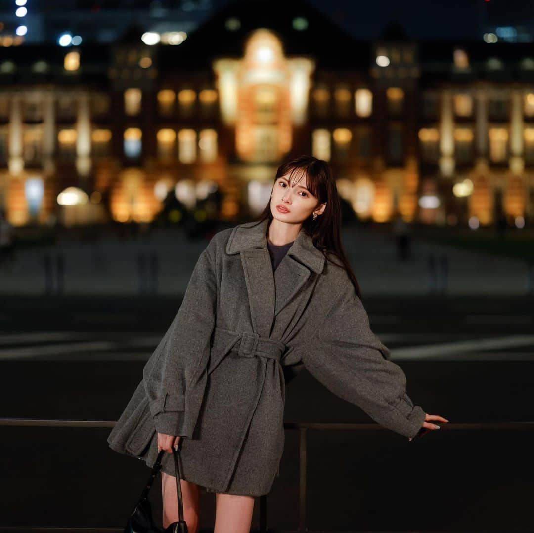 スナイデルさんのインスタグラム写真 - (スナイデルInstagram)「.  HOLIDAY SEASON DATE 特別な日に選びたいデート服  いつもと違うちょっと特別なデートの日は とびきり可愛い自分でいたい。  そんな時こそ自信を与えてくれるSNIDELのアイテムを纏って。  .  守ってあげたくなるような華奢さを演出してくれる、ショート丈だけどオーバーサイズのポンチョコート。肩だけチュールで切り替えたふわふわニットでさらに儚げな雰囲気を漂わせて。 センシュアルなディテールを取り入れた着こなしは、チェックのミニボトムを大人な印象に仕上げます。  Coat 39,600yen Knit 14,960yen Pants 13,200yen Bag 11,550yen Earring 4,070yen  ＜LIMITED SHOPPER＞  全国の店舗でお買い上げのお客様に ホリデー限定ショッパーをプレゼントいたします🛍♡  S、M、Lサイズをご用意しております。  ＜LIMITED NOVELTY＞  33,000(税込)をお買い上げお客様に ホリデー限定ノベルティをプレゼント🎁✨  ■ホリデー限定ヘアピン PNK,LAVの2色からお選びいただけます。  ※なくなり次第終了となります。 店舗限定のため、オンラインでの購入は対象外です。    #23WinterSNIDEL #SNIDEL#スナイデル#winter @marshmallow_presscat @snidel_home_official @snidelbeauty @usagionline」11月30日 21時26分 - snidel_official