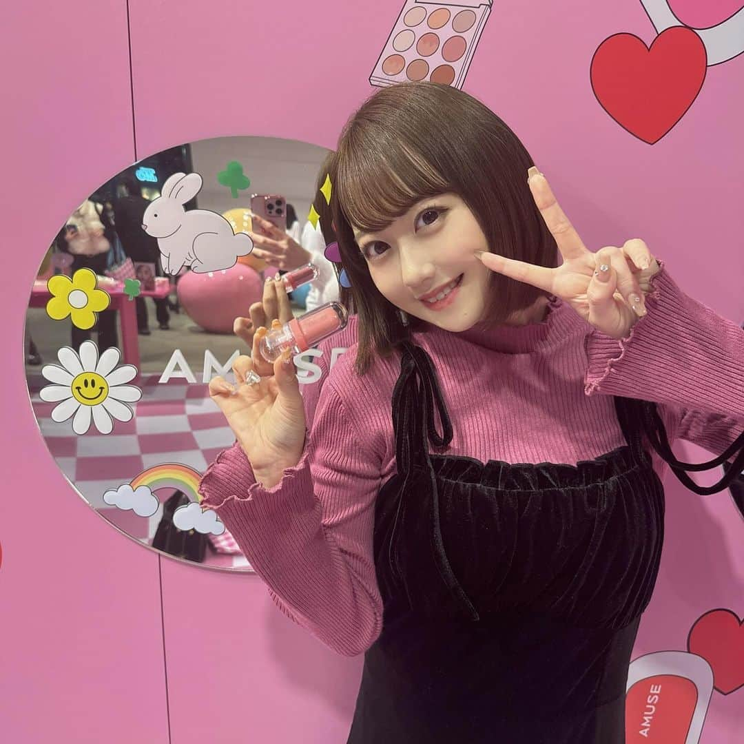 MI-MIさんのインスタグラム写真 - (MI-MIInstagram)「AMUSEのPOPUPにご招待いただき参加してきたよ🩷💄  IVEのウォニョンちゃんがモデルをしていて、 元々リップも愛用中なので 今回のイベントはめっちゃテンション上がった〜👼  素敵な空間をありがとうございました🫶🫶  可愛くて発色もよくてとってもおすすめなので ぜひチェックしてみてね〜\♡︎/  #AMUSE #アミューズ #ビーガンメイク #ジェルフィットティント #PR」11月30日 21時26分 - mii__mi.chan