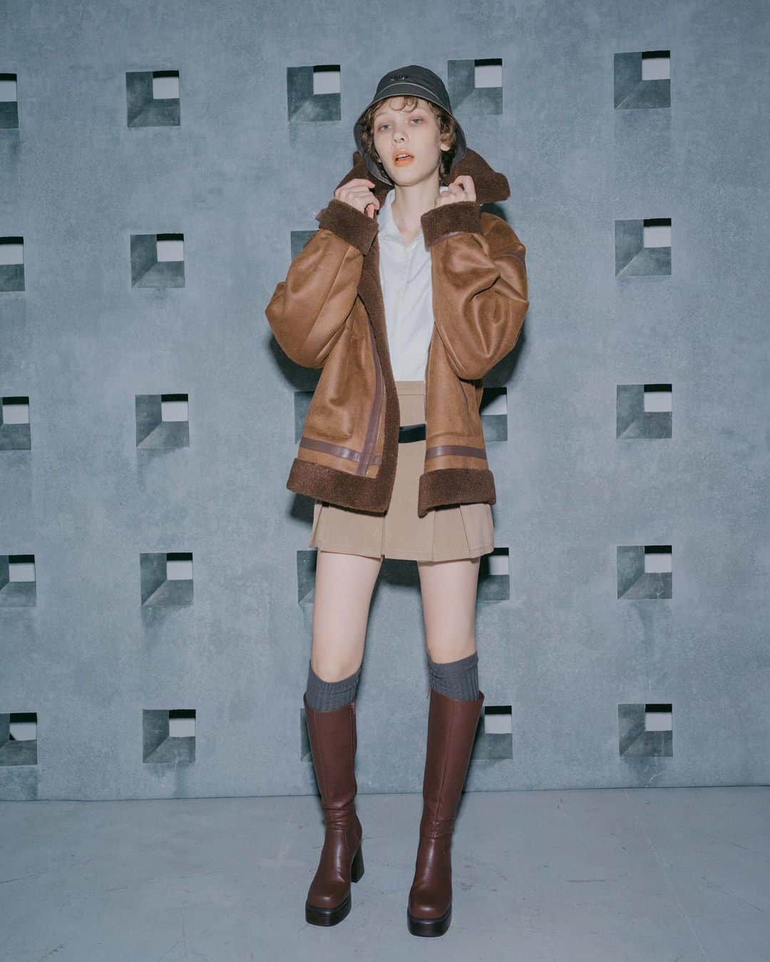 EMODAのインスタグラム：「ㅤㅤㅤㅤㅤㅤㅤㅤㅤㅤㅤㅤ '23 autumn&winter November new item  ・OVER COLLAR COCOON B-3 ￥ 16,280 tax'in ・SHAPE MINIMAL SH OP ￥ 8,690 tax'in ・LAYER BELT PLEATS SK ￥ 8,690 tax'in ・ROUND SQUARE LONG BOOTS ￥ 17,380‬ tax'in ・SIDE LOGO LONG SOX ￥ 2,970tax'in ・STAMP LOGO BUCKET HAT ￥ 5,940 tax'in ＿＿＿＿＿＿＿＿＿＿＿＿＿＿＿＿＿＿＿＿＿＿＿＿  詳細は( @emoda_official )のTOPのURL,storiesチェック✔️  ㅤㅤㅤ ㅤㅤㅤㅤㅤㅤ #EMODA #EMODA_OUTER #EMODA_SHOES #boots #outer #フェイクムートンブルゾン #オーバーサイズブルゾン #フェイクムートン #プリーツスカート #ロングブーツ #ハイソックス #秋コーデ #冬コーデ #RUNWAYchannel #2023AW #autumn #winter @emoda_snap」