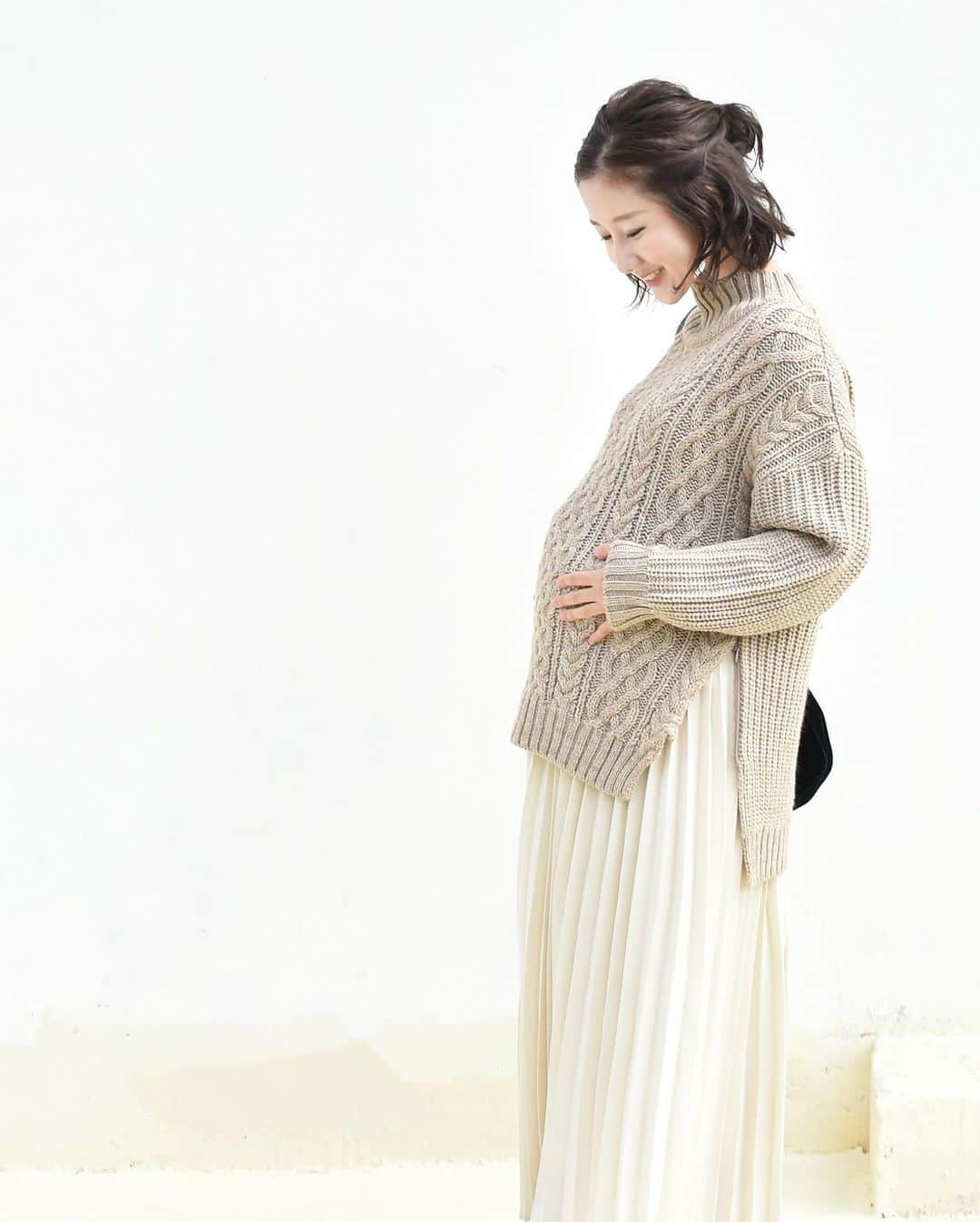 授乳服とマタニティ服ミルクティーのインスタグラム：「ちくちくするニットが苦手な店長が ニット専門店と作りました🧶✨  リッチなディテールと高品質な作り込み✨ 授乳ケープみたいに使えるデザイン。  人気のロングセラー✨ 柔らかで授乳がしやすい ママのためのケーブルニットが再入荷しました。  ウールを使ってもチクチク感のない、柔らかい肌当たりと、機能性、着回しのしやすいカラーなど、「本当にママの自分が着たいニット」作りを企画、何度もサンプルを作り直したミルクティーの自信作✨  こだわりは、糸、生地の柔らかさと暖かさ🌿✨  トレンドのオーバーサイズデザインで、産前産後の気になる部分をおしゃれにカバー。着丈の絶妙な長さでお尻まで隠せて、スリットや前後差がある着丈で抜け感だけじゃなく太ももをほっそり見せる効果あり✨」
