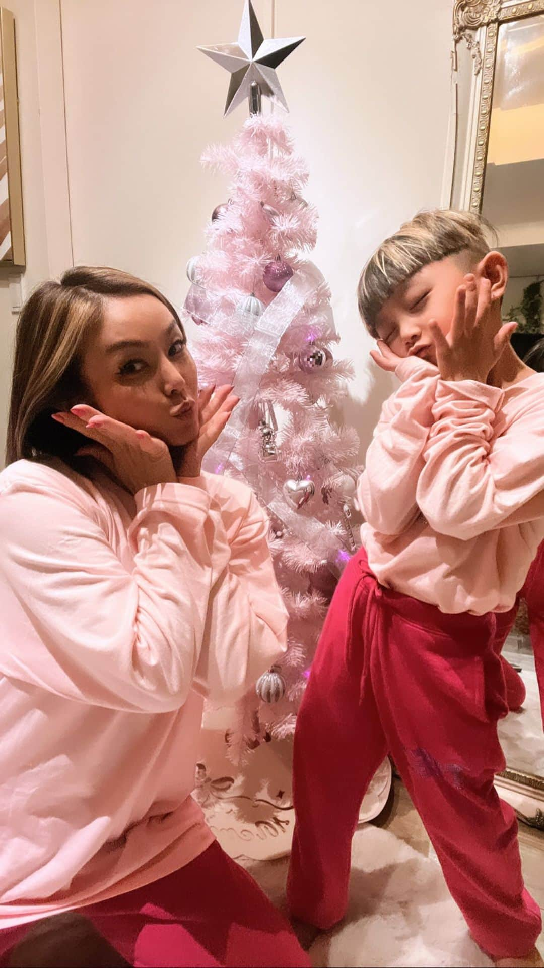 Nazukiのインスタグラム：「🎄Christmas tree🩷  2023クリスマスツリー🎄は、レンのリクエストでピンク💖にしました👏  今年は早く飾りたーいだったから Thanksgivingの日に飾りました⭐️🌲  ピンク以外に可愛い😍🎁🌲  サンタさん今年も来ますように🤭🥰😘🎅 って言っていた😇  みんなで飾るの楽しい😙 お揃い @tiez_jp  💖着て😘  #xmastree #christmas #christmastree #pinktree  #family #thanksgiving #santa #クリスマスツリー #飾り付け」