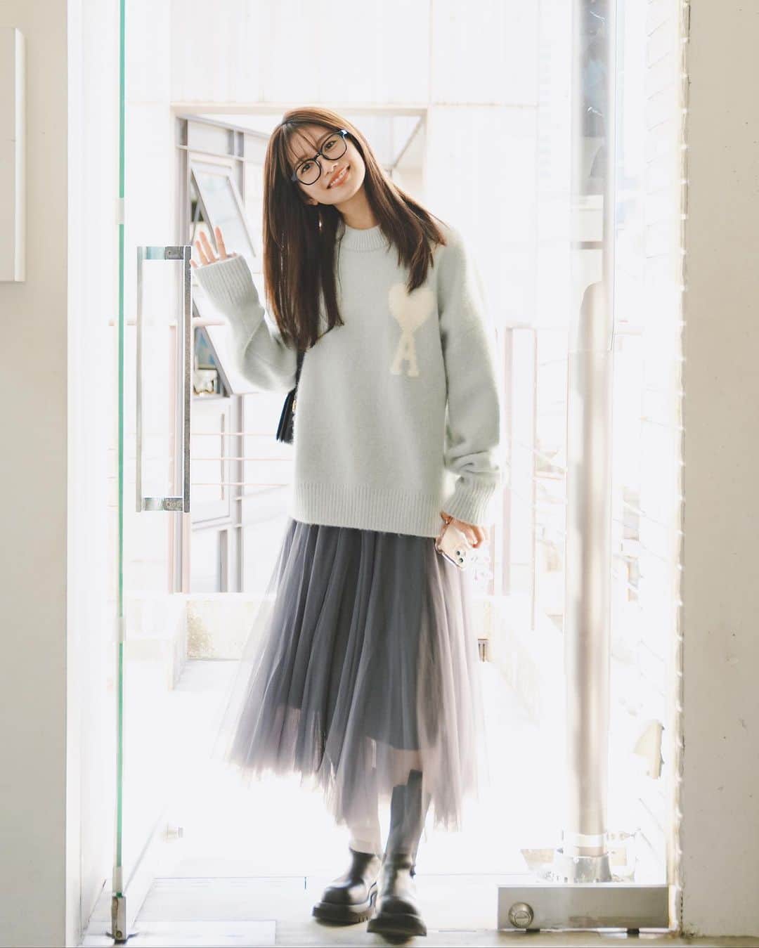佐藤俊斗のインスタグラム：「CanCam1月号にて小室安未さんを撮影させていただきました。 朝美容特集の一部切り抜きカットですがこちらもお気に入り。 是非ご覧ください。   Ami Komuro @ami_komuro  for @cancam_official ⁡ Photographer @shuntosato  Hair make @yukarihayashi  Stylist @erina_kawase」