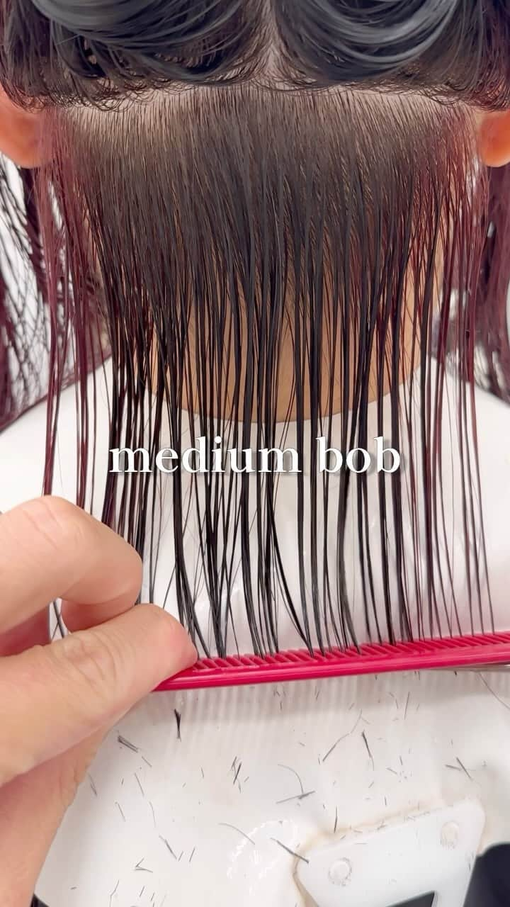 Seiichiro Kawakamiのインスタグラム：「medium bob🩵 . ➖➖➖➖➖➖➖➖➖➖➖➖➖➖ . 《《　ご予約　》》 【平日】10時～20時 〜【Price】〜 カット_6800円 カラー_8800円 カット＋カラー_12000円 カット＋ダブルカラー_21000円 カット＋3Dハイライト_21000円 カット＋パーマ_13000円 カット＋縮毛矯正_21000円 髪質改善トリートメント_8800円 . ➖➖➖➖➖➖➖➖➖➖➖➖➖➖ . #cut #bob #カット動画 #切 #銀座美容室」