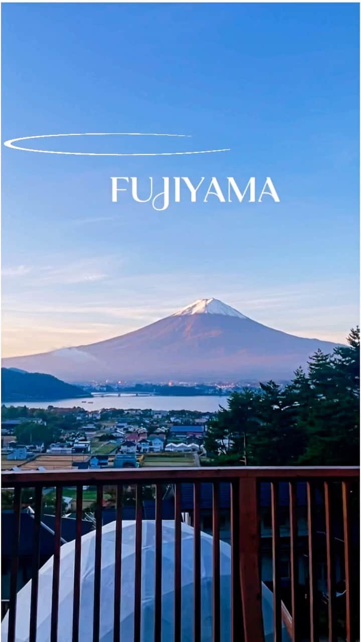 KANAのインスタグラム：「朝起きたら 目の前に富士山🗻  あまりにも美しかったので記録しておきます✨️  人生で初めて富士山を見たけど 想像以上の美しさで、 日本に生まれたのに、見たこと無かったのが恥ずかしいって思うくらい感動しました✨️  この日は、雲ひとつない当たり日だったみたいで ご褒美で✨️日本に産まれてほんとに良かった！って思えるのは富士山のおかげでもある🥺  また見に行って その時は連泊しようとおもいます🫰💕  #寝起き  #旅行 #旅行記 #温泉 #温泉女子 #キャンプ #グランピング #女子旅 #温泉 #温泉 #富士山 #日本」