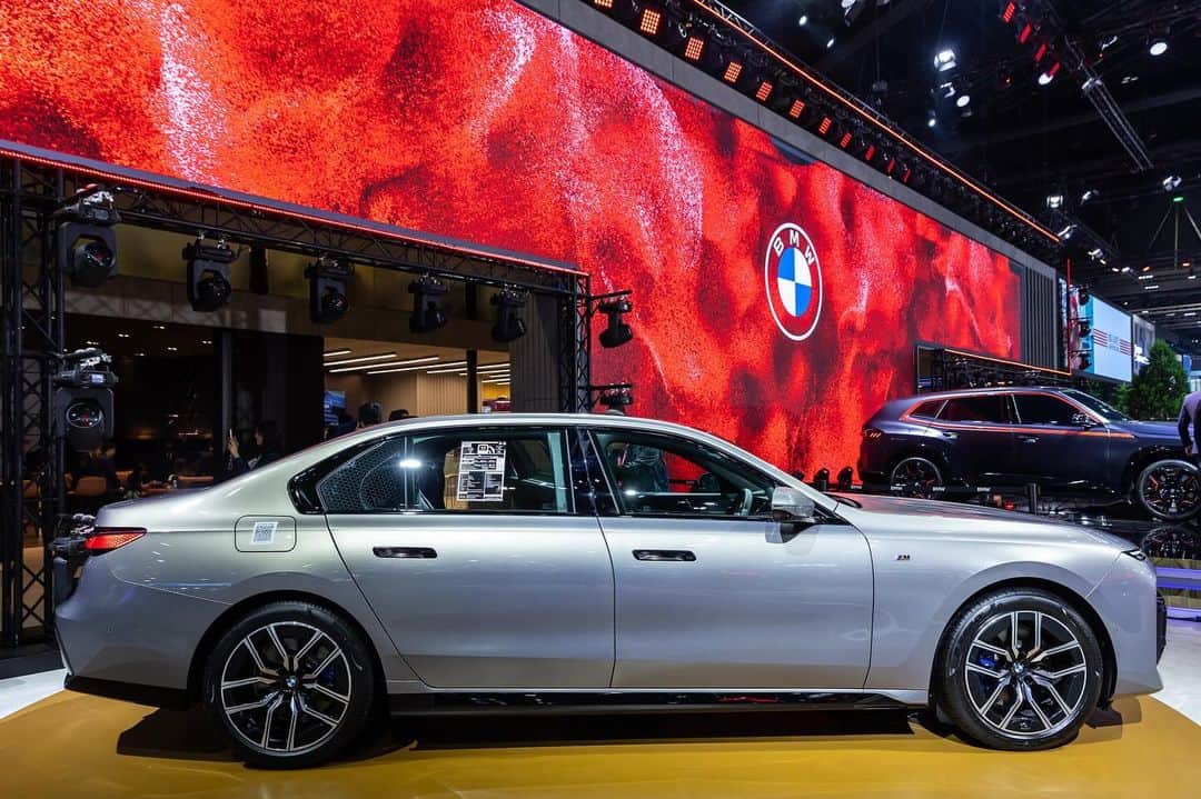 BMW Thailandさんのインスタグラム写真 - (BMW ThailandInstagram)「Motor Expo 2023 เริ่มต้นอย่างเป็นทางการแล้ว พบกับ BMW รุ่นใหม่ล่าสุดนำทีมด้วย THE XM 50e, THE FIRST-EVER BMW i5, THE NEW 740d M Sport, THE 420i Coupé M Sport และอีกมากมายหลากหลายรุ่น ที่รอให้คุณไปสัมผัสตัวจริงด้วยตัวเอง พร้อมข้อเสนอสุดพิเศษรอคุณอยู่  พบกับเราได้ที่ อิมแพ็ค ชาเลนเจอร์ เมืองทองธานี 30 พ.ย. 66 - 11 ธ.ค. 66  #BMW #BMWTH #JOYisBMW #สุนทรียภาพแห่งการขับขี่ #THEFUTUREISNOW #MOTOREXPO2023」11月30日 21時38分 - bmwthailand