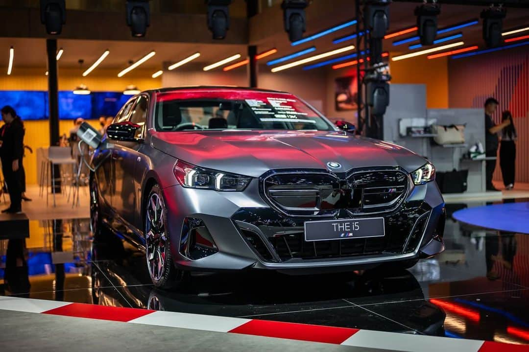 BMW Thailandのインスタグラム：「Motor Expo 2023 เริ่มต้นอย่างเป็นทางการแล้ว พบกับ BMW รุ่นใหม่ล่าสุดนำทีมด้วย THE XM 50e, THE FIRST-EVER BMW i5, THE NEW 740d M Sport, THE 420i Coupé M Sport และอีกมากมายหลากหลายรุ่น ที่รอให้คุณไปสัมผัสตัวจริงด้วยตัวเอง พร้อมข้อเสนอสุดพิเศษรอคุณอยู่  พบกับเราได้ที่ อิมแพ็ค ชาเลนเจอร์ เมืองทองธานี 30 พ.ย. 66 - 11 ธ.ค. 66  #BMW #BMWTH #JOYisBMW #สุนทรียภาพแห่งการขับขี่ #THEFUTUREISNOW #MOTOREXPO2023」