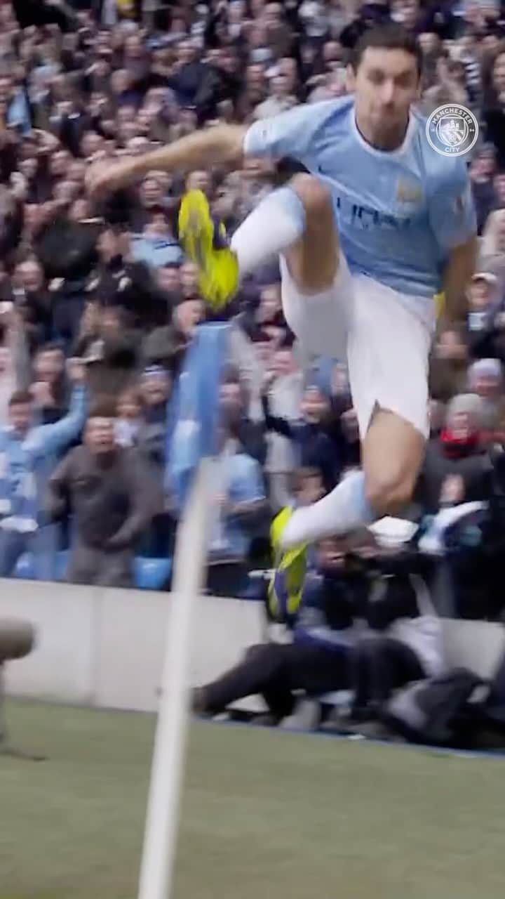 マンチェスター・シティFCのインスタグラム：「@jnavas16 with a goal 1️⃣4️⃣ seconds in against Spurs in 2013! 💨⏮️」