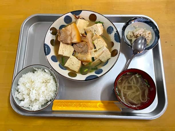 小野瀬雅生のインスタグラム：「沖縄県豊見城市名嘉地の海洋食堂で豆腐ンブサーウマウマウー☆1975年に沖縄海洋博にちなんで命名☆元々お豆腐屋さん☆現在も豆腐メニューには自家製豆腐を使用☆ンブサー味噌煮・味噌炒め煮のこと☆島豆腐ほどガチガチに硬くない☆ちょい硬なめらか系☆こりゃウマイ☆しっかり塩味☆バッチリおかず☆ラフテー（かな）もウマし☆ご飯がヒジョーにウマイ☆おかずを頼むとご飯とミニそばとおからが付いてくるので定食コール不要☆シンプルだけど大満足☆近くに住んで通いたい☆シアワセデス♫ #豆腐ンブサー #海洋食堂 #沖縄 #豊見城市名嘉地 #ご飯 #ミニそば #おから #定食コール不要 #小野瀬雅生 #onosemasao #ウマウマウー #豆腐 #自家製 #味わい深し #シンプル #大満足 #ヒジョーにウマイ #通いたい #シアワセデス」