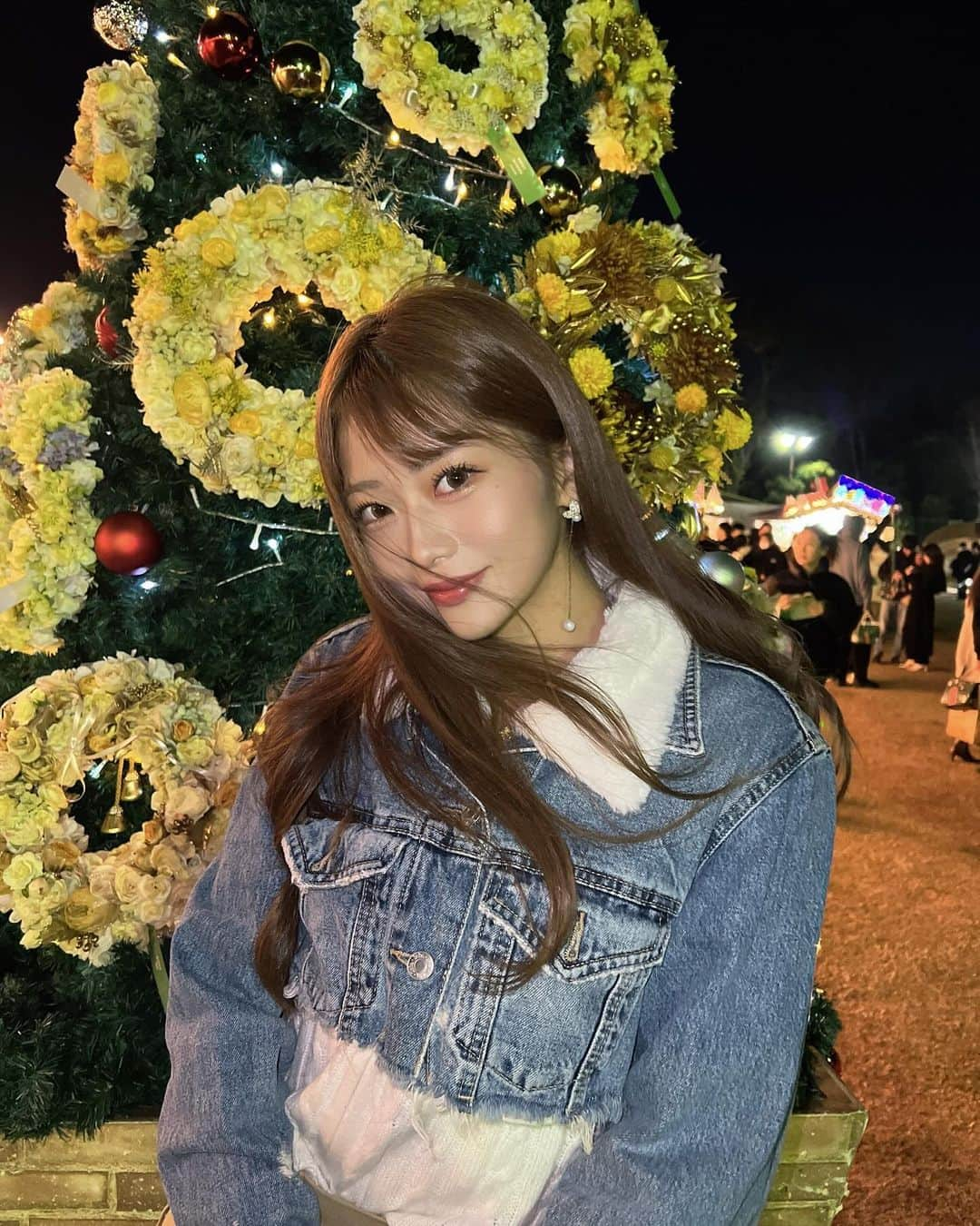 やしろななのインスタグラム：「何枚目がすき〜？👼🏻  クリスマスマーケット行ってきた🎄💖 この日は極寒だったのに脚出しちゃったよ🥶」