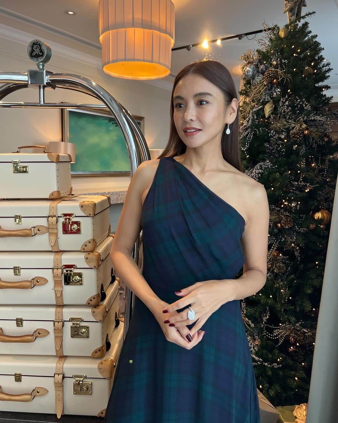 滝沢眞規子のインスタグラム：「本日は大阪でトークイベントでした❤️お越しいただきました皆様ありがとうございました☺️ 夜は来年のことを話しながら締めは寒い中アイス❤️特別美味しかった❤️ @stregisosaka  @globe_trotter1897  ドレス @poloralphlauren  ジュエリー　@boucheron  ヘアメイク　@akihiromotooka  スタイリング　@takashi_ikeda」
