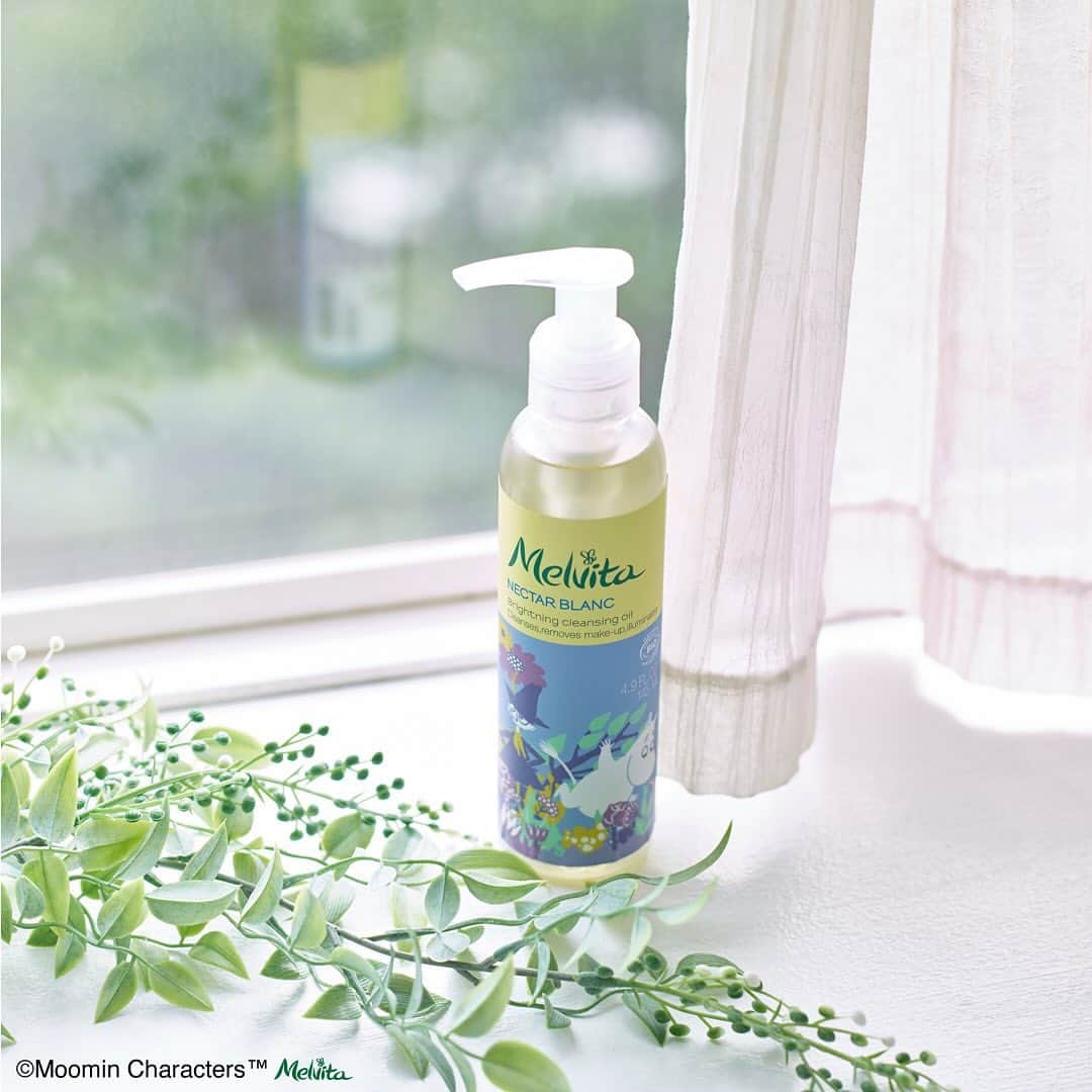 メルヴィータジャポンさんのインスタグラム写真 - (メルヴィータジャポンInstagram)「＼地球と肌を想うMOOMIN × Melvitaコラボ／まるで「落とすスキンケア」。人気のクレンジングオイルがムーミンパッケージで登場！ ………………………………………………………………… 美容成分でやさしく落とし、洗い上がりはしっとり ………………………………………………………………… 🔸ネクターブラン クレンジングオイル  ムーミン＆スナフキン　1４５mL  白ゆりオイルをはじめ、89%美容成分配合のクレンジングオイルが、メイクや毛穴汚れ、古い角質などをすっきりオフ。クリアで透明感ある肌に洗い上げます。  【かわいいイラストに秘密が】  お花畑で遊ぶムーミンとスナフキンは、ムーミンコラボのホリデー限定パッケージ。「ネクターブラン ホイップウォッシュ スノークのおじょうさん＆リトルミイ」と並べると、みんな一緒のひとつの絵になります🌷  …………………………………………………………………………… ムーミンコラボのチャンスに、 美容成分たっぷりのクレンジングオイルを試してみて！   #メルヴィータ #melvita #ホリデーコレクション2023 #ムーミン_メルヴィータ #ムーミンコラボ #MOOMIN #マイムーミン2023 #いまだけのムーミンパッケージ #パステルムーミン #ムーミン大好き #ムーミンなくらし #ムーミン好きな人と繋がりたい #クリスマスギフト #わたしへのご褒美 #クレンジングオイル #泡洗顔角質ケア #ブライトケア #オーガニックスキンケア #オーガニックコスメ #スキンケア #スキンケア商品 #スキンケアルーティン #スキンケアステップ #美肌ケア #肌ケア #美肌になりたい」11月30日 21時37分 - melvita_jp
