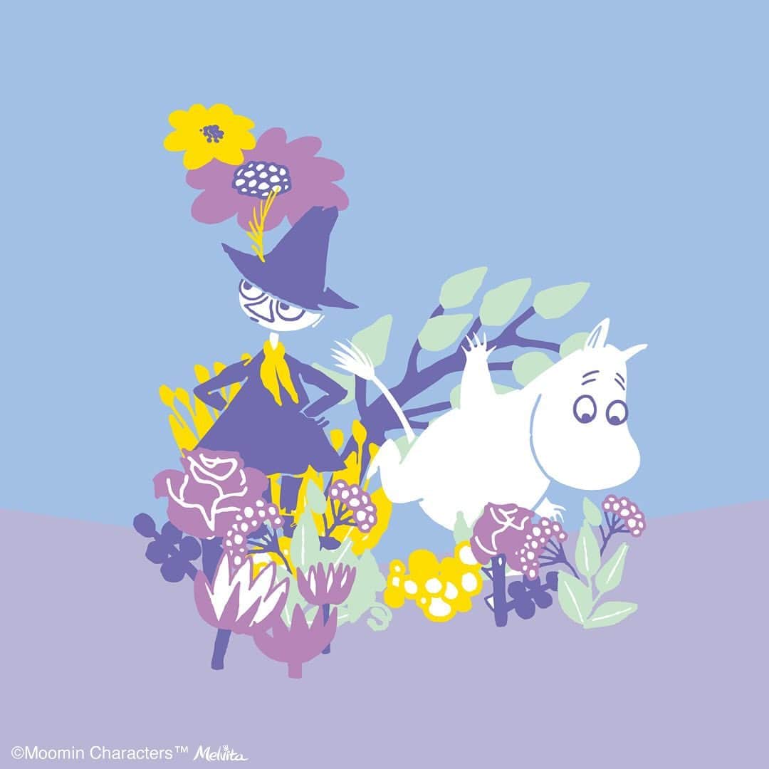 メルヴィータジャポンさんのインスタグラム写真 - (メルヴィータジャポンInstagram)「＼地球と肌を想うMOOMIN × Melvitaコラボ／まるで「落とすスキンケア」。人気のクレンジングオイルがムーミンパッケージで登場！ ………………………………………………………………… 美容成分でやさしく落とし、洗い上がりはしっとり ………………………………………………………………… 🔸ネクターブラン クレンジングオイル  ムーミン＆スナフキン　1４５mL  白ゆりオイルをはじめ、89%美容成分配合のクレンジングオイルが、メイクや毛穴汚れ、古い角質などをすっきりオフ。クリアで透明感ある肌に洗い上げます。  【かわいいイラストに秘密が】  お花畑で遊ぶムーミンとスナフキンは、ムーミンコラボのホリデー限定パッケージ。「ネクターブラン ホイップウォッシュ スノークのおじょうさん＆リトルミイ」と並べると、みんな一緒のひとつの絵になります🌷  …………………………………………………………………………… ムーミンコラボのチャンスに、 美容成分たっぷりのクレンジングオイルを試してみて！   #メルヴィータ #melvita #ホリデーコレクション2023 #ムーミン_メルヴィータ #ムーミンコラボ #MOOMIN #マイムーミン2023 #いまだけのムーミンパッケージ #パステルムーミン #ムーミン大好き #ムーミンなくらし #ムーミン好きな人と繋がりたい #クリスマスギフト #わたしへのご褒美 #クレンジングオイル #泡洗顔角質ケア #ブライトケア #オーガニックスキンケア #オーガニックコスメ #スキンケア #スキンケア商品 #スキンケアルーティン #スキンケアステップ #美肌ケア #肌ケア #美肌になりたい」11月30日 21時37分 - melvita_jp