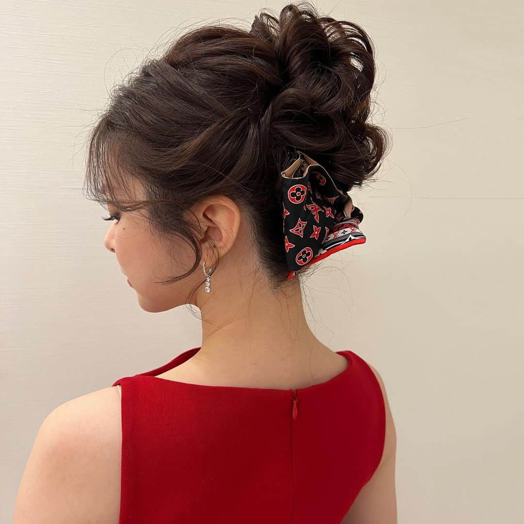 Tomoyo Kitamuraのインスタグラム：「お客様ヘアセット✨ VUITTONのツイリーと高めのアップ  #ヘアメイク #プレ花嫁 #外注ヘアメイク #前撮り #2023冬婚  #ヘアセット #2023秋婚 #ヘアアレンジ #グラハイ花嫁 #パレス花嫁 #アンダーズ花嫁 #ウェスティン花嫁  #chanel  #シャネル #ウェディングドレス  #ウェディングヘア #前撮りヘア #dior #ローポニー　 #ポニーテール #2024春婚」