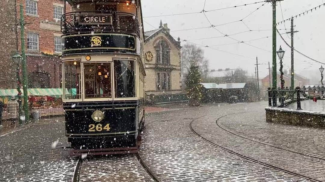 ベーミッシュ美術館のインスタグラム：「IT’S SNOWING!!! ❄️❄️」