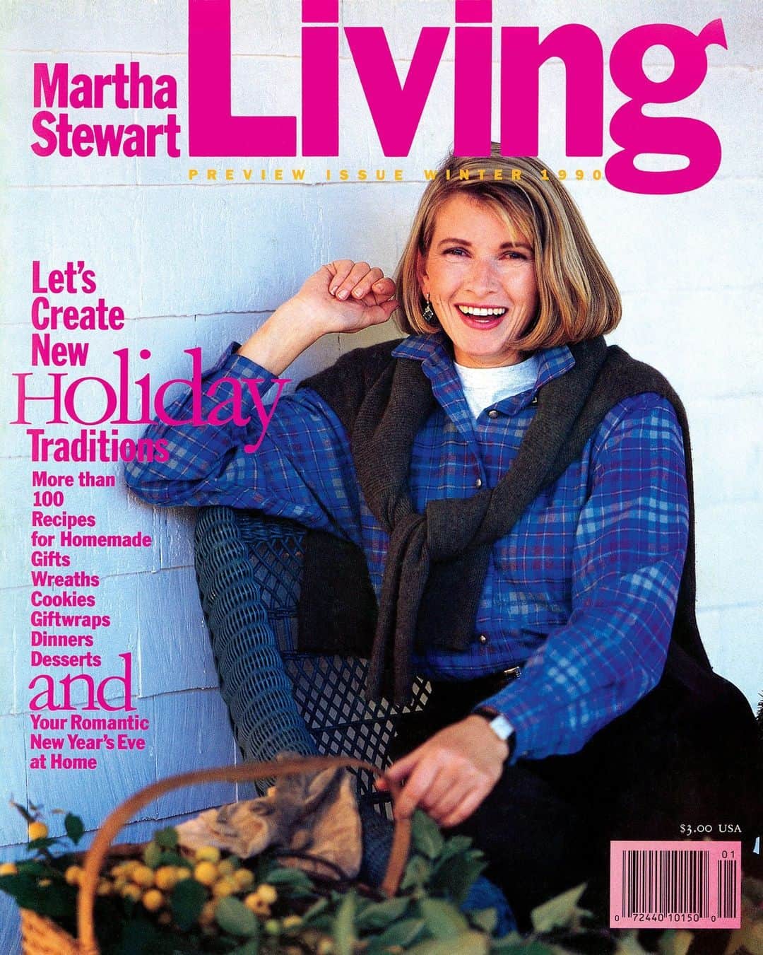 マーサ・スチュワートのインスタグラム：「Martha first launched Living in the holiday season of December 1990. "By 1990, I was the 49-year-old mother of a grown daughter, a divorcée, and I knew that I was onto something big," Martha said. "I've been dubbed a 'late bloomer,' and I love the moniker. I published the first issue of Martha Stewart Living that year, and have been pursuing my dreams ever since." What was your favorite issue of Martha Stewart Living? Let us know in the comments below. 📷: @marthastewart48」