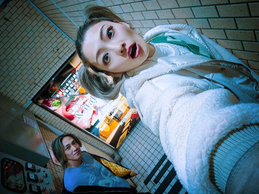 おーてぃーちゃーんさんのインスタグラム写真 - (おーてぃーちゃーんInstagram)「『ツインテールの高さは自己肯定感の高さ』と言う言葉をギフトされたので  ツインテールでブチあげディナー  はい、わたしの周りではお馴染み いつも階段で写真撮るお店 歌舞伎町にある『イタリアーノ』に行ってきました。  私と2ショットしてるメニューは、毎度頼みすぎて店長に覚えられたイツメンのオニオンスライス、トマト、エビアボカドフリッターです。  入店すると店長に  『おかえりなさい』  と、言ってもらえます。  #イタリアーノ　#歌舞伎町　　　#新宿　#新宿ディナー　 #PR　#深夜までやってるお店」11月30日 21時42分 - o_tie
