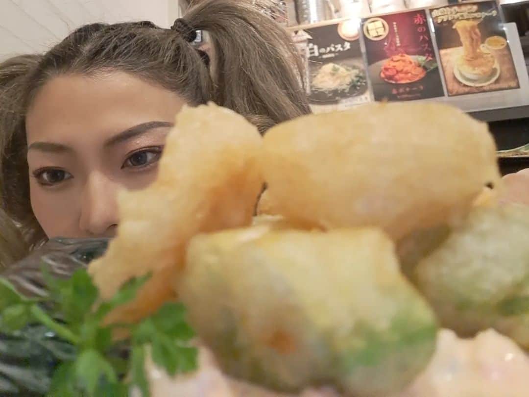 おーてぃーちゃーんさんのインスタグラム写真 - (おーてぃーちゃーんInstagram)「『ツインテールの高さは自己肯定感の高さ』と言う言葉をギフトされたので  ツインテールでブチあげディナー  はい、わたしの周りではお馴染み いつも階段で写真撮るお店 歌舞伎町にある『イタリアーノ』に行ってきました。  私と2ショットしてるメニューは、毎度頼みすぎて店長に覚えられたイツメンのオニオンスライス、トマト、エビアボカドフリッターです。  入店すると店長に  『おかえりなさい』  と、言ってもらえます。  #イタリアーノ　#歌舞伎町　　　#新宿　#新宿ディナー　 #PR　#深夜までやってるお店」11月30日 21時42分 - o_tie