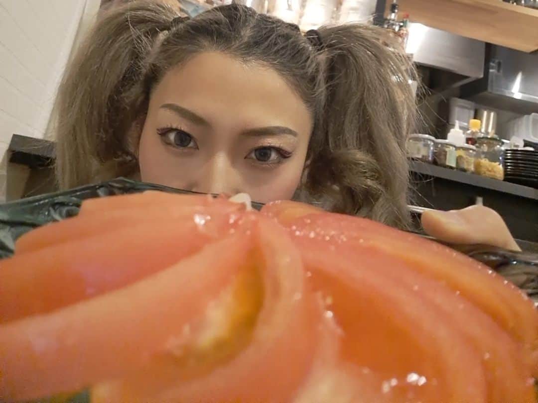 おーてぃーちゃーんさんのインスタグラム写真 - (おーてぃーちゃーんInstagram)「『ツインテールの高さは自己肯定感の高さ』と言う言葉をギフトされたので  ツインテールでブチあげディナー  はい、わたしの周りではお馴染み いつも階段で写真撮るお店 歌舞伎町にある『イタリアーノ』に行ってきました。  私と2ショットしてるメニューは、毎度頼みすぎて店長に覚えられたイツメンのオニオンスライス、トマト、エビアボカドフリッターです。  入店すると店長に  『おかえりなさい』  と、言ってもらえます。  #イタリアーノ　#歌舞伎町　　　#新宿　#新宿ディナー　 #PR　#深夜までやってるお店」11月30日 21時42分 - o_tie