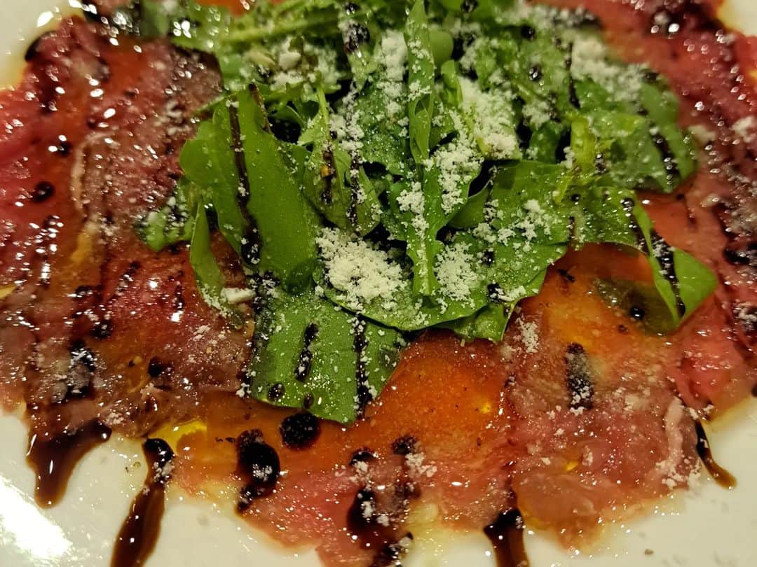 おーてぃーちゃーんさんのインスタグラム写真 - (おーてぃーちゃーんInstagram)「『ツインテールの高さは自己肯定感の高さ』と言う言葉をギフトされたので  ツインテールでブチあげディナー  はい、わたしの周りではお馴染み いつも階段で写真撮るお店 歌舞伎町にある『イタリアーノ』に行ってきました。  私と2ショットしてるメニューは、毎度頼みすぎて店長に覚えられたイツメンのオニオンスライス、トマト、エビアボカドフリッターです。  入店すると店長に  『おかえりなさい』  と、言ってもらえます。  #イタリアーノ　#歌舞伎町　　　#新宿　#新宿ディナー　 #PR　#深夜までやってるお店」11月30日 21時42分 - o_tie