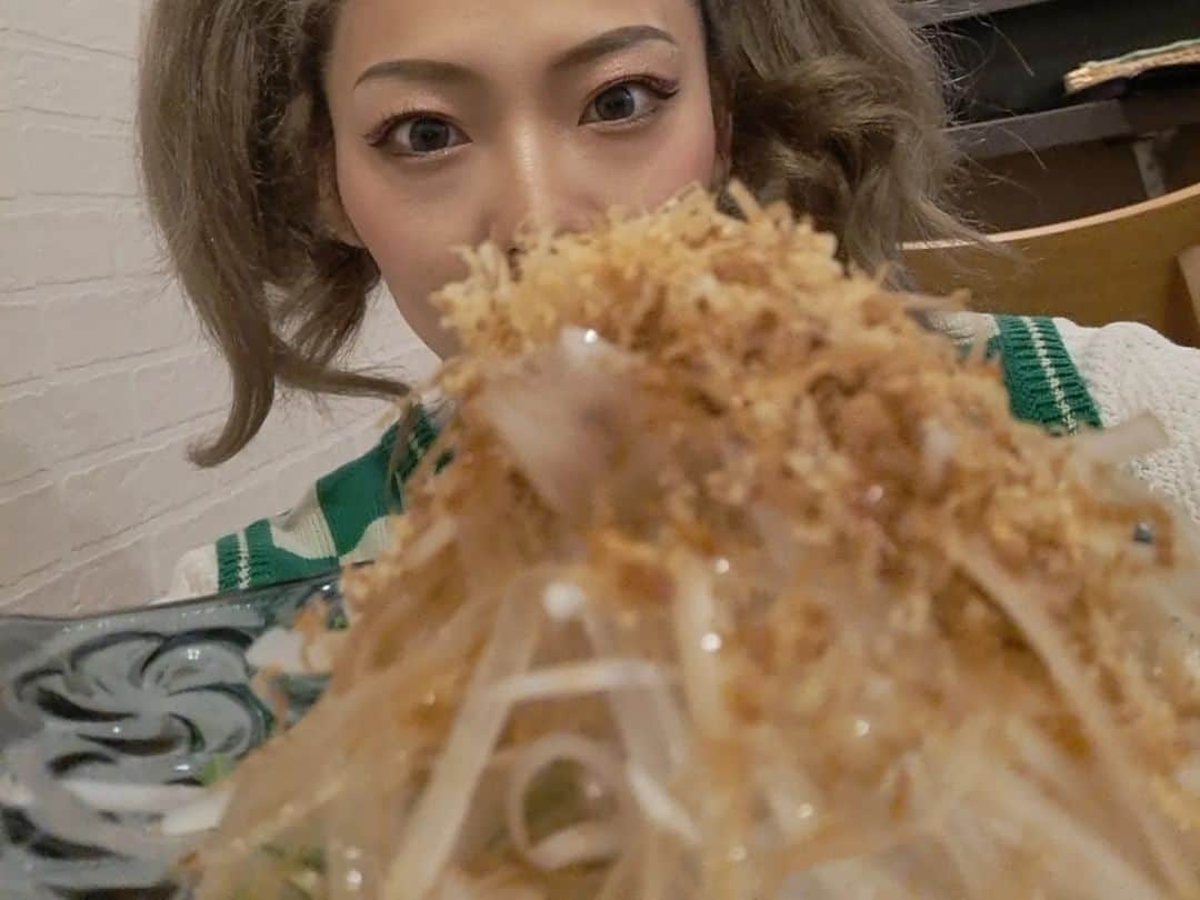 おーてぃーちゃーんさんのインスタグラム写真 - (おーてぃーちゃーんInstagram)「『ツインテールの高さは自己肯定感の高さ』と言う言葉をギフトされたので  ツインテールでブチあげディナー  はい、わたしの周りではお馴染み いつも階段で写真撮るお店 歌舞伎町にある『イタリアーノ』に行ってきました。  私と2ショットしてるメニューは、毎度頼みすぎて店長に覚えられたイツメンのオニオンスライス、トマト、エビアボカドフリッターです。  入店すると店長に  『おかえりなさい』  と、言ってもらえます。  #イタリアーノ　#歌舞伎町　　　#新宿　#新宿ディナー　 #PR　#深夜までやってるお店」11月30日 21時42分 - o_tie