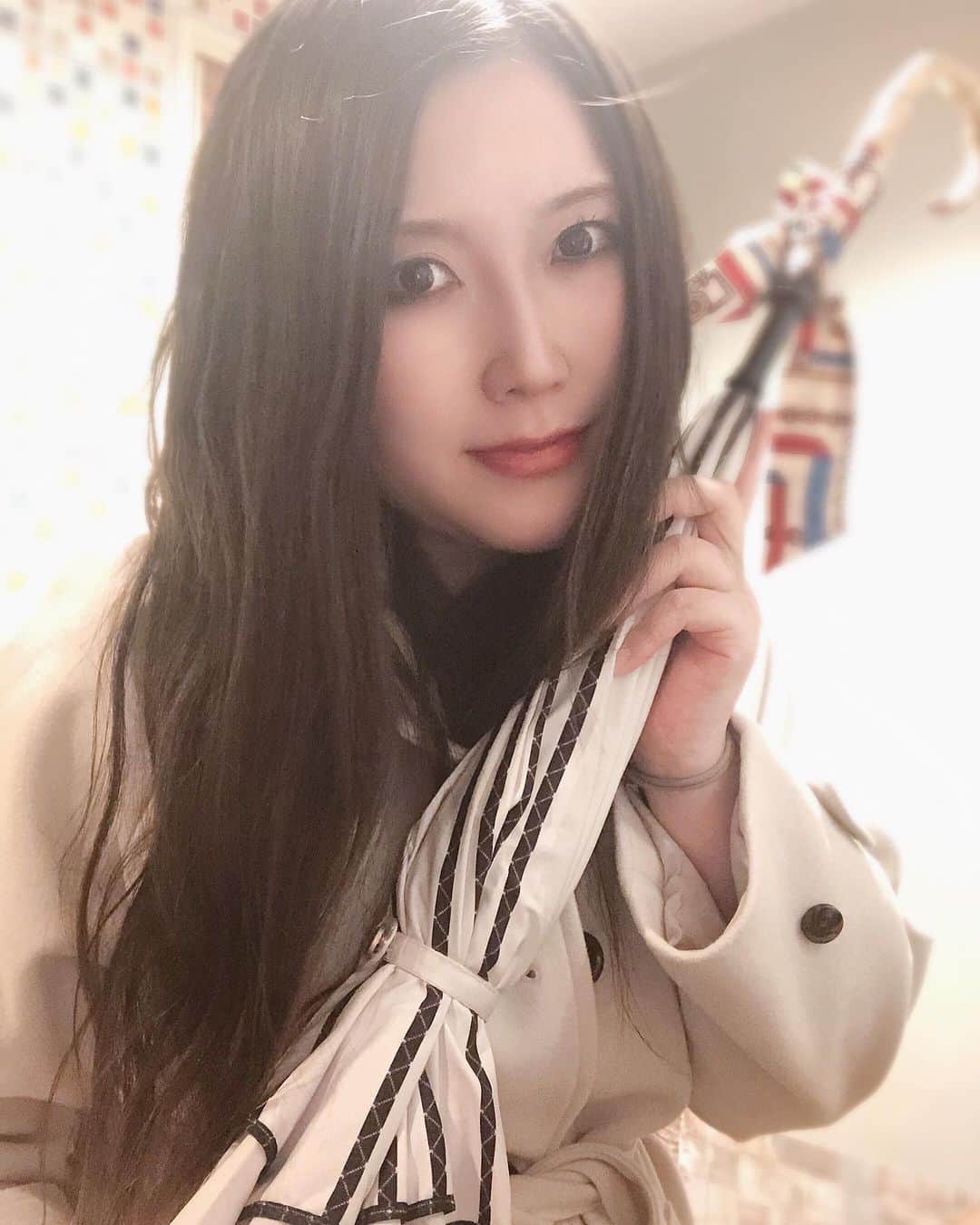 松丘雪那さんのインスタグラム写真 - (松丘雪那Instagram)「@carry_sakasa  私は傘も日傘も嫌いだったんだけど、 このかさに出会えて好きになれた♡ . 晴雨兼用で機能性抜群！ それなのにおしゃれだし可愛いし、サカサだから、 雨の日にさしてもぬれないの！ ぬれてる面が内側に入って洋服が濡れることもなし！ 今のところ、雨の日になんかいもさしているけど、 雫が垂れてきたこともなし！（ビニール使わなくていいからエコ♡） . 本当に素敵な傘に出会った❤️ 尚且つ、370gという軽さ！ （開くと100cmあるのに！） たまらないよね♡ それに立てておきたいときは自立してくれるし、 もうどこまで優れてるんだろうか、、 オールシーズン使えます♡ . . . . PR @carry_sakasa #carrysakasa #carry_sakasa #逆さ傘 #キャリ－サカサ #おしゃれ #ootd #fashion #kawaii #cute #coat #エコ #sdgs #loveit #myfavorite #japanese #japanesegirl #smile #happy」11月30日 21時42分 - yukina.23na