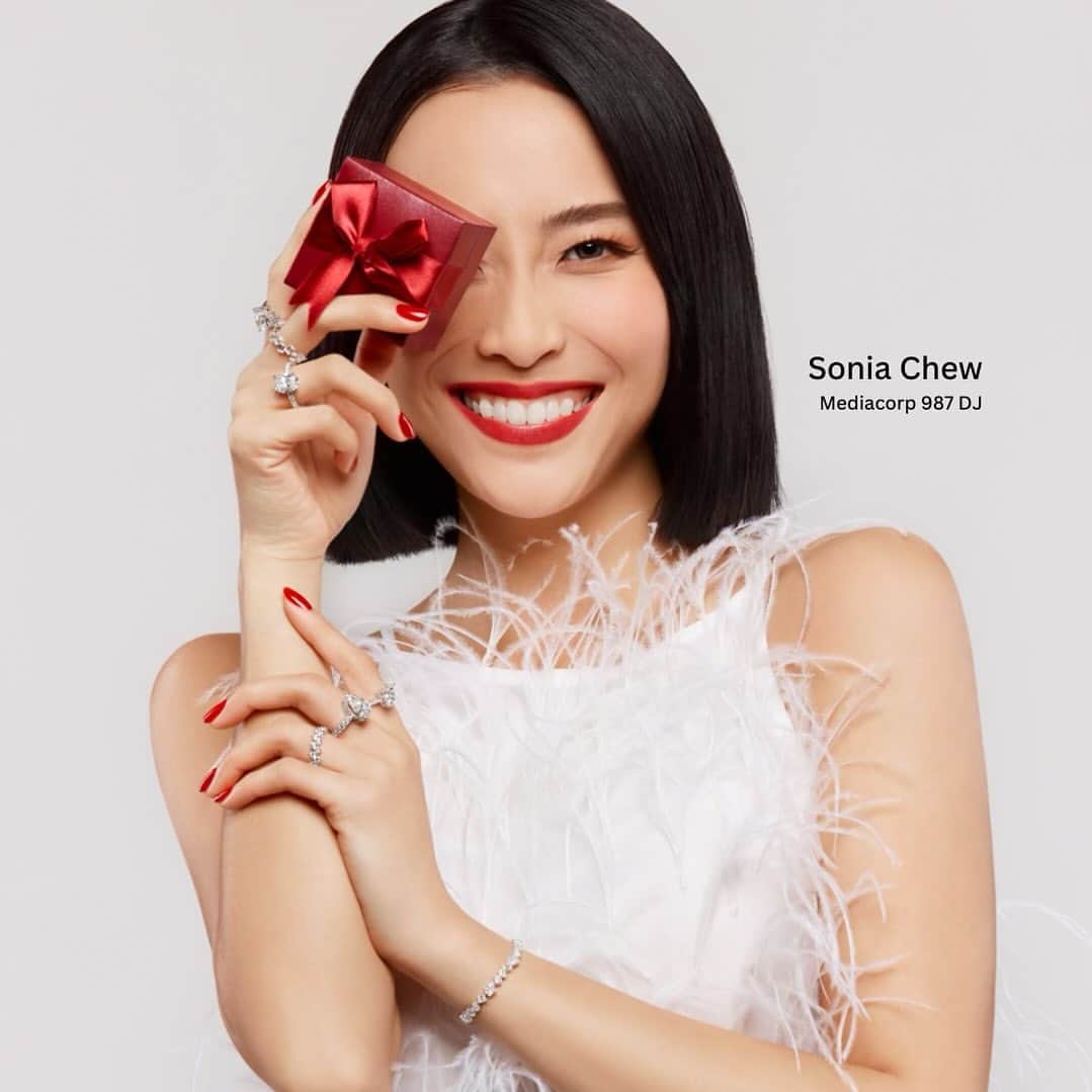 ソニアのインスタグラム：「Show your loved ones how much they mean to you 💎 Unwrap a world of joy with SK Jewellery this holiday season! You can never go wrong with this little red box, trust me 😉  #SKJewellery #UnwrapJoy」