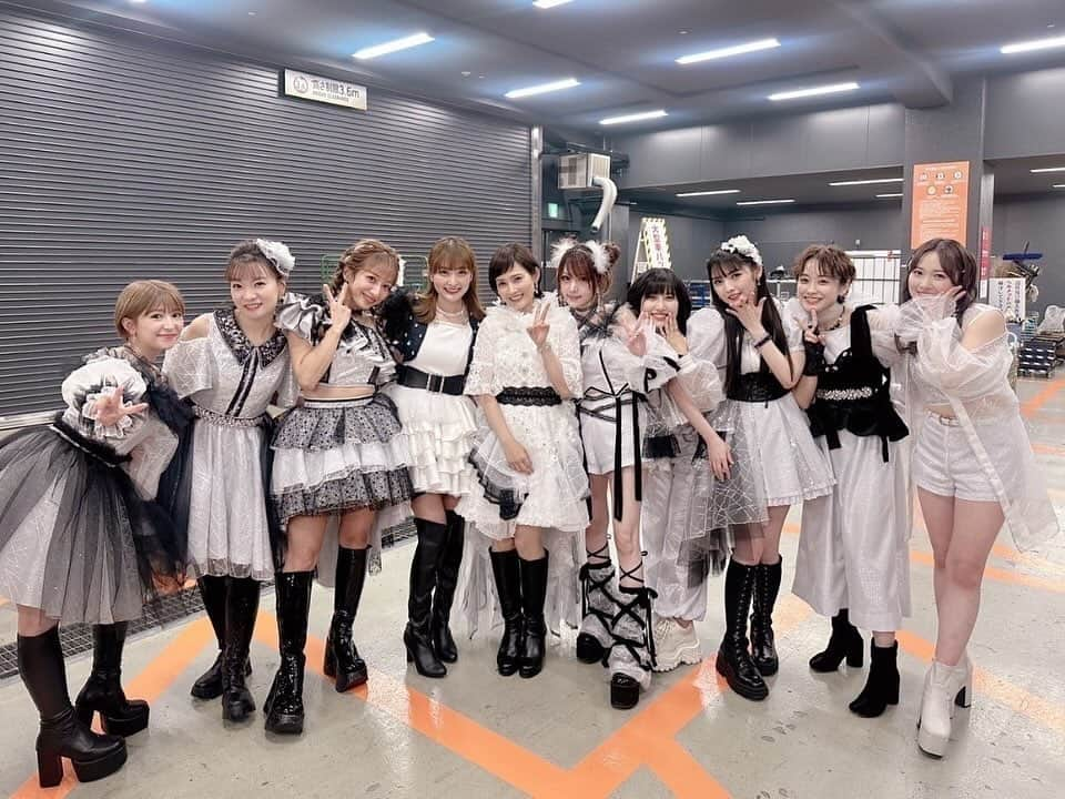 道重さゆみのインスタグラム：「モーニング娘。ライブにゲスト出演した時に、撮ってもらってた写真♡ 思い出写真いっぱい、嬉しいです☺️  #モーニング娘。 #モーニング娘OG #横浜アリーナ」