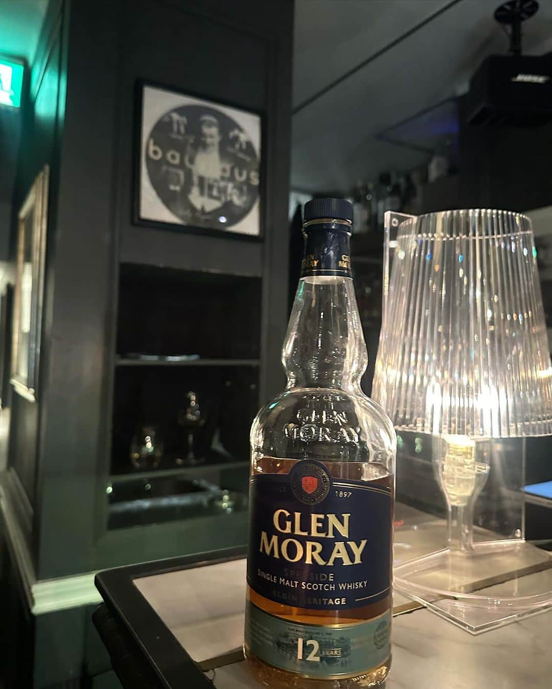 中野綾香さんのインスタグラム写真 - (中野綾香Instagram)「スコットランドで最も愛されているお酒🥂 『グレンマレイ』  @glen_moray_whisky に感動🥺❤️  シングルモルト・ウイスキーの1つでリッチでフルーティーな味わいなので、ストレートでもカクテルでも美味しい😋✨✨ 特に... グレンマレイ 12年は、りんごのフルーティで甘い風味・香りはバニラ＆ベリーでめちゃくちゃ美味しい🥹💓  お店はこちらでした @bar_trench  #pr #グレンマレイ #GlenMoray #ウイスキー」11月30日 21時43分 - nakanooayaka