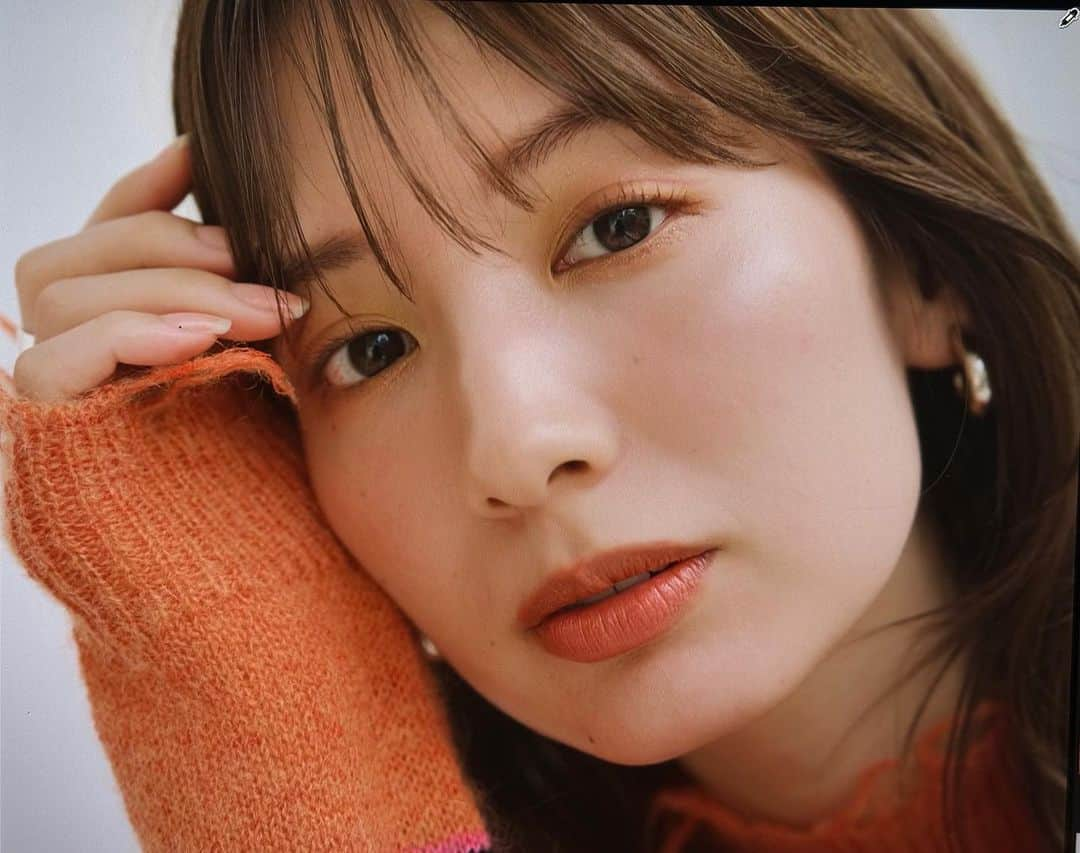 川畑春菜さんのインスタグラム写真 - (川畑春菜Instagram)「… 冬make🧡  ふわっとフォギーなお肌❄️ イエローとオレンジにダブルライン かわいいっ☺️  #ヘアメイク#メイク#冬メイク#ビューティー#暖色メイク#ヘアメイク事務所#ヘアメイクパリス#アシスタント募集」11月30日 21時43分 - haru_1111