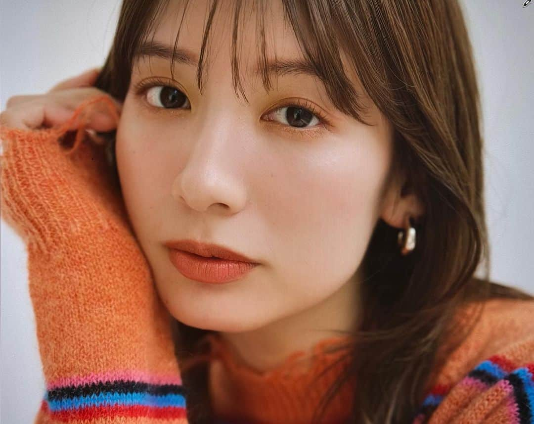 川畑春菜さんのインスタグラム写真 - (川畑春菜Instagram)「… 冬make🧡  ふわっとフォギーなお肌❄️ イエローとオレンジにダブルライン かわいいっ☺️  #ヘアメイク#メイク#冬メイク#ビューティー#暖色メイク#ヘアメイク事務所#ヘアメイクパリス#アシスタント募集」11月30日 21時43分 - haru_1111