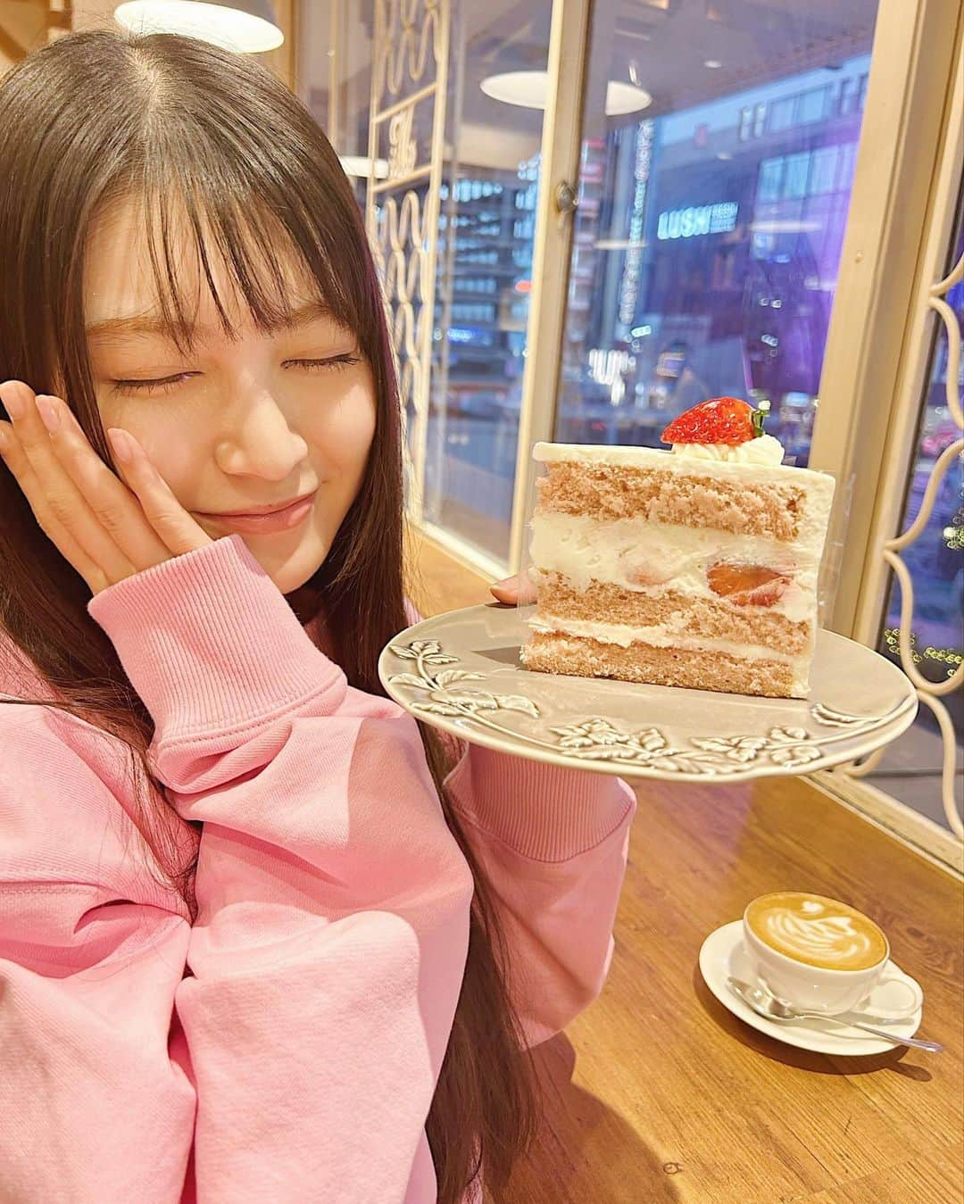 神志那結衣さんのインスタグラム写真 - (神志那結衣Instagram)「いちごのショートケーキ🍰  服の色に合わせてケーキ選んだりなんかしちゃったりしちゃった  #ショートケーキ　#新宿カフェ　#ピンク」11月30日 21時44分 - jiina27