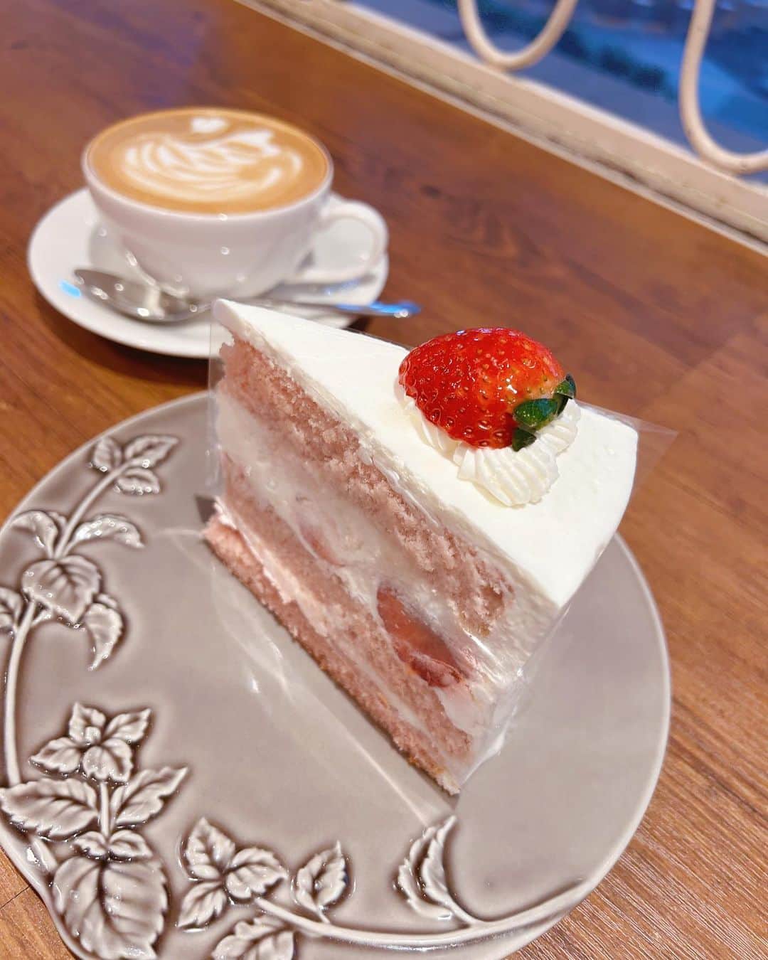 神志那結衣さんのインスタグラム写真 - (神志那結衣Instagram)「いちごのショートケーキ🍰  服の色に合わせてケーキ選んだりなんかしちゃったりしちゃった  #ショートケーキ　#新宿カフェ　#ピンク」11月30日 21時44分 - jiina27