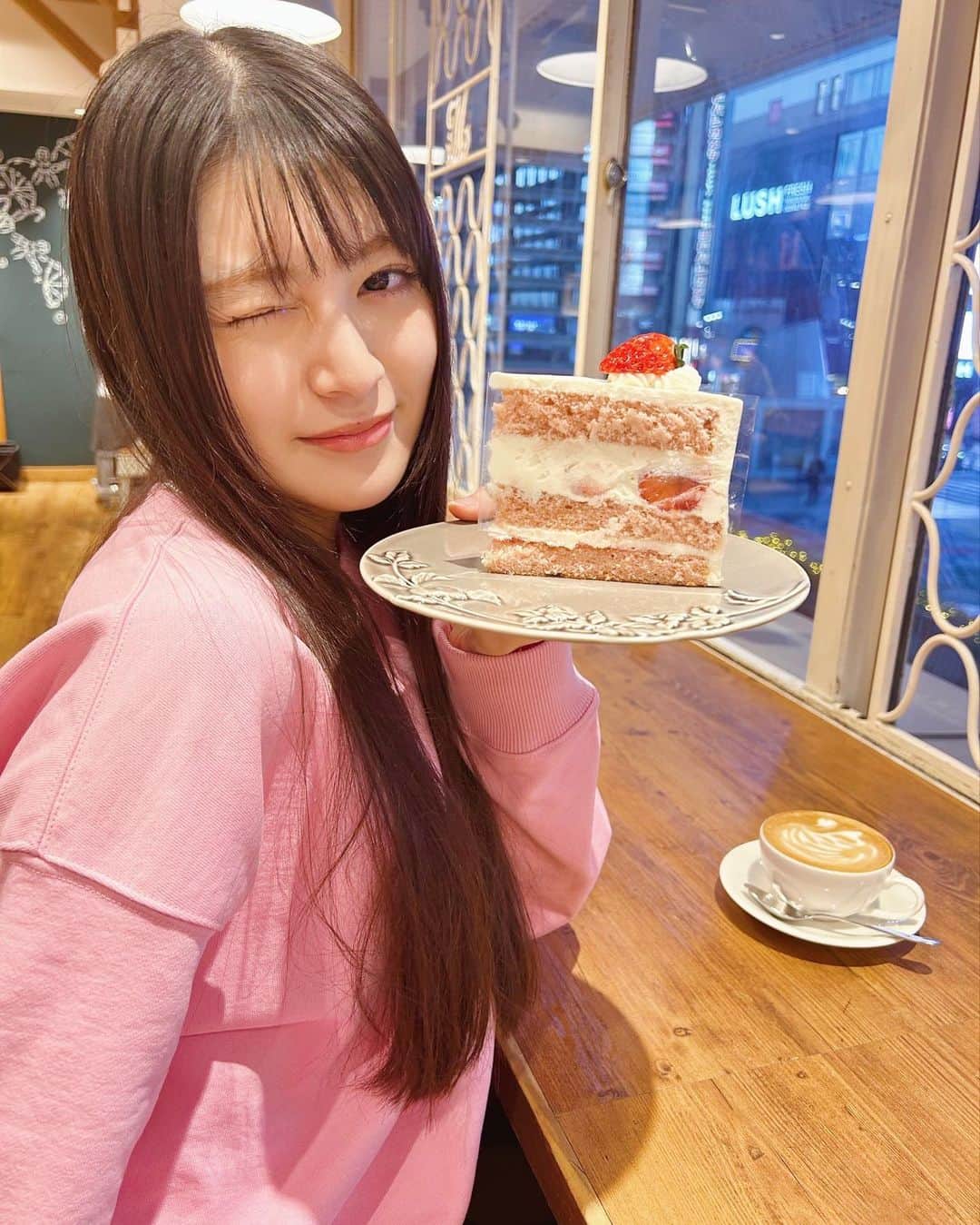 神志那結衣のインスタグラム：「いちごのショートケーキ🍰  服の色に合わせてケーキ選んだりなんかしちゃったりしちゃった  #ショートケーキ　#新宿カフェ　#ピンク」