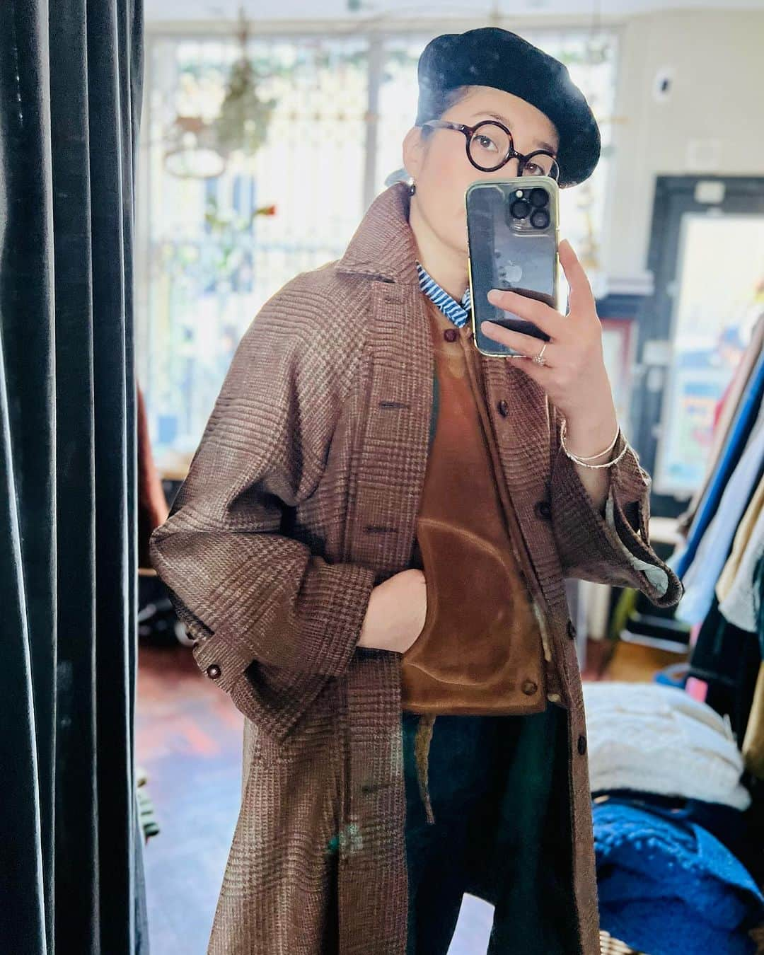 コレニモさんのインスタグラム写真 - (コレニモInstagram)「Probably the last new in stock Colenimo Balmacaan coat in 2023🥹  Rich colour mixtures and tightly twisted yarn, showerproof tweed. Fabric is 100% natural fibres and woven by a small, family-run Scottish mill. Garment made in London👌」11月30日 21時44分 - colenimo