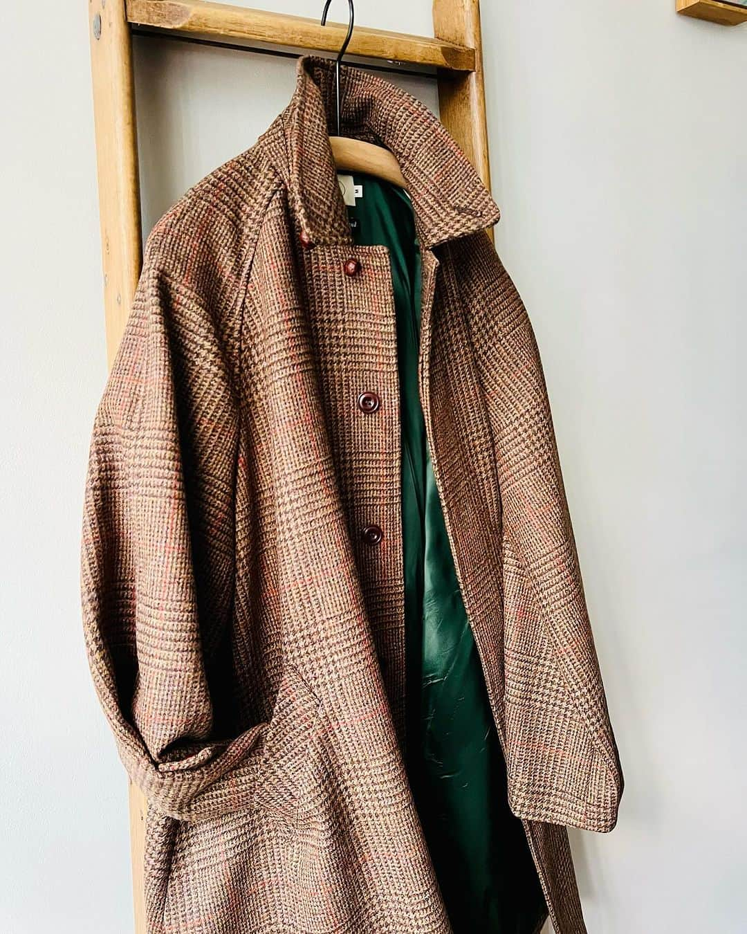 コレニモさんのインスタグラム写真 - (コレニモInstagram)「Probably the last new in stock Colenimo Balmacaan coat in 2023🥹  Rich colour mixtures and tightly twisted yarn, showerproof tweed. Fabric is 100% natural fibres and woven by a small, family-run Scottish mill. Garment made in London👌」11月30日 21時44分 - colenimo