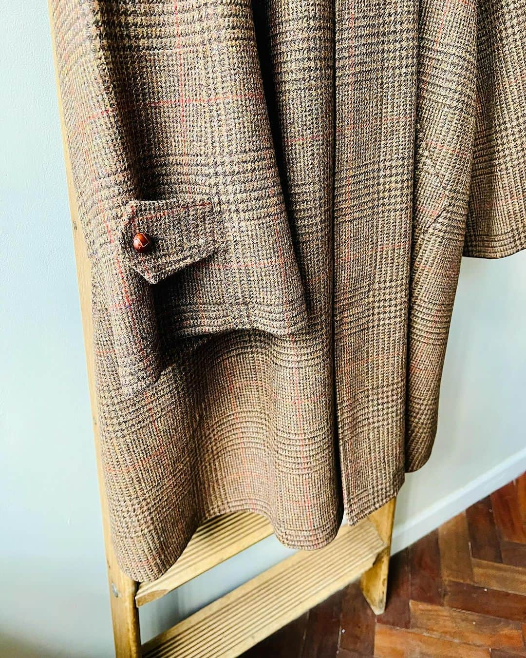 コレニモさんのインスタグラム写真 - (コレニモInstagram)「Probably the last new in stock Colenimo Balmacaan coat in 2023🥹  Rich colour mixtures and tightly twisted yarn, showerproof tweed. Fabric is 100% natural fibres and woven by a small, family-run Scottish mill. Garment made in London👌」11月30日 21時44分 - colenimo