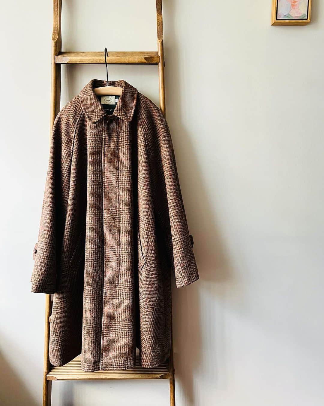 コレニモのインスタグラム：「Probably the last new in stock Colenimo Balmacaan coat in 2023🥹  Rich colour mixtures and tightly twisted yarn, showerproof tweed. Fabric is 100% natural fibres and woven by a small, family-run Scottish mill. Garment made in London👌」