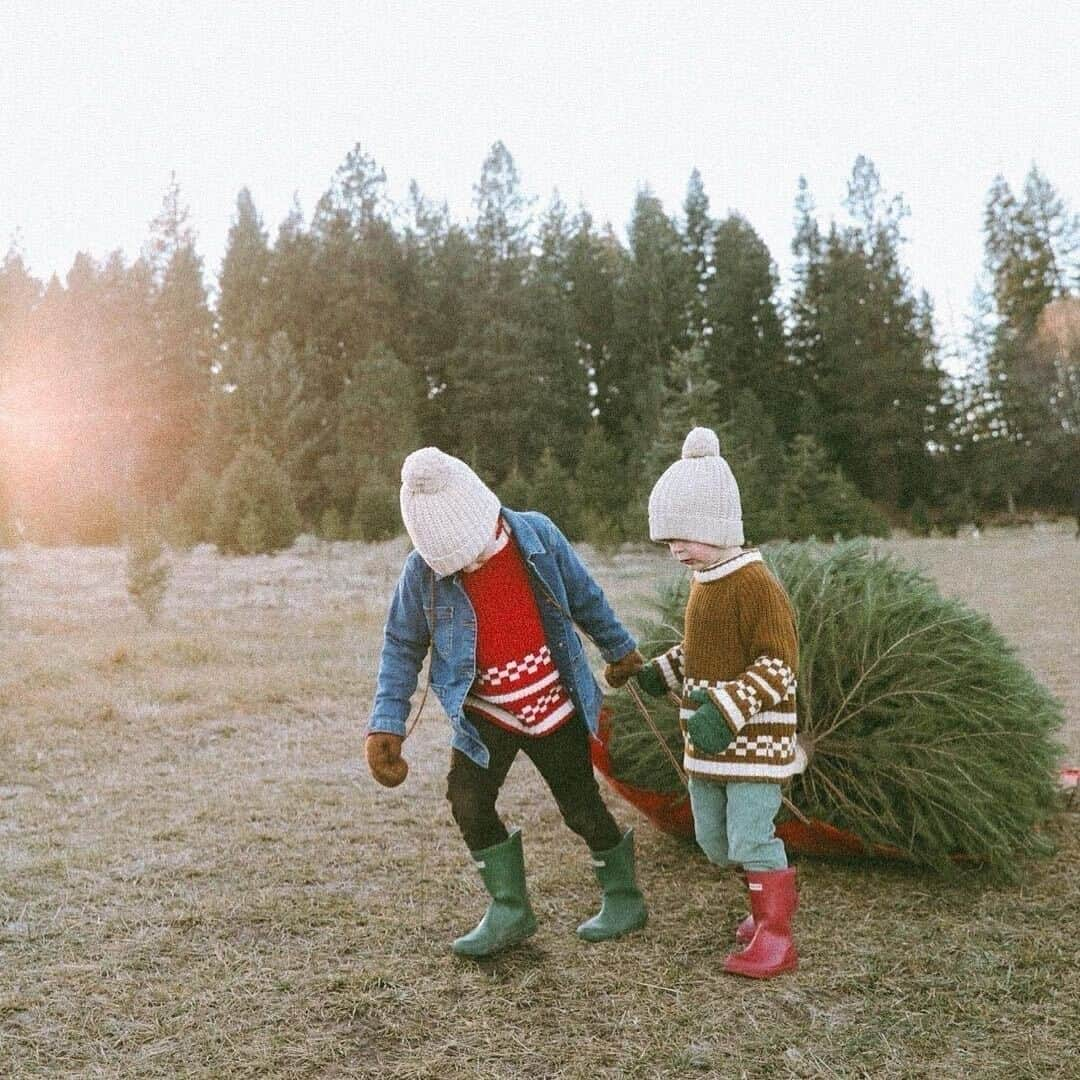 ハンターブーツのインスタグラム：「The magic of the holidays are made better by the reliability of #HunterBoots ❤️ #StyledInHunter   📷 @elizabethalison_」